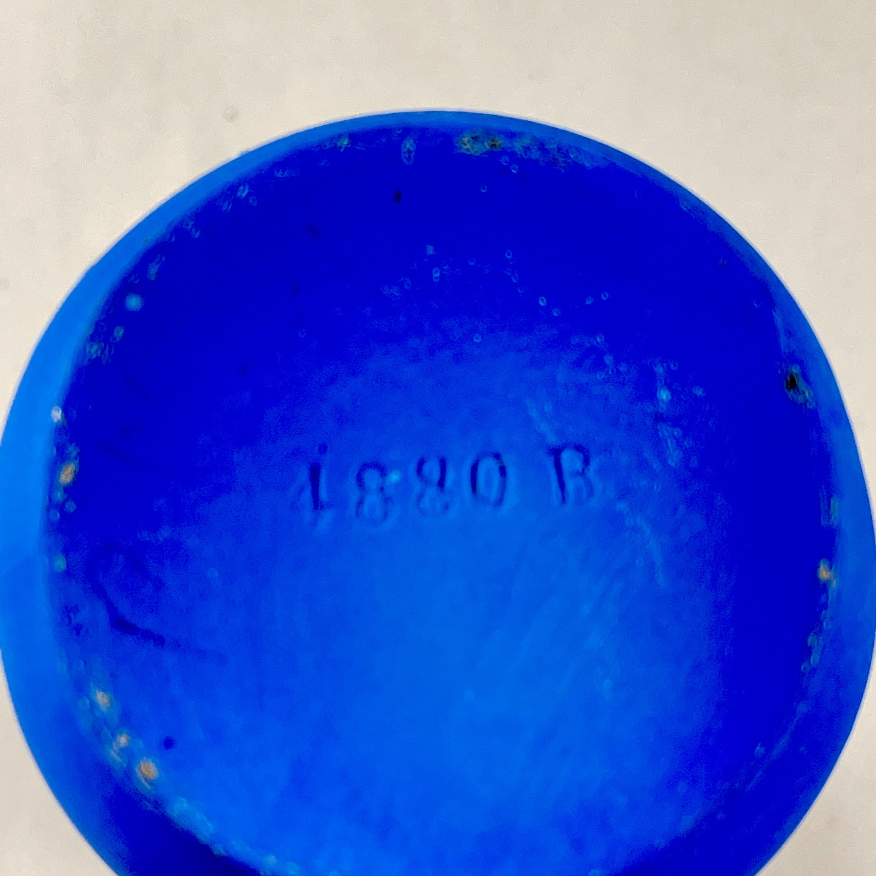 Grès Vase à bourgeons à fée ailée en faïence bleue allemande en vente