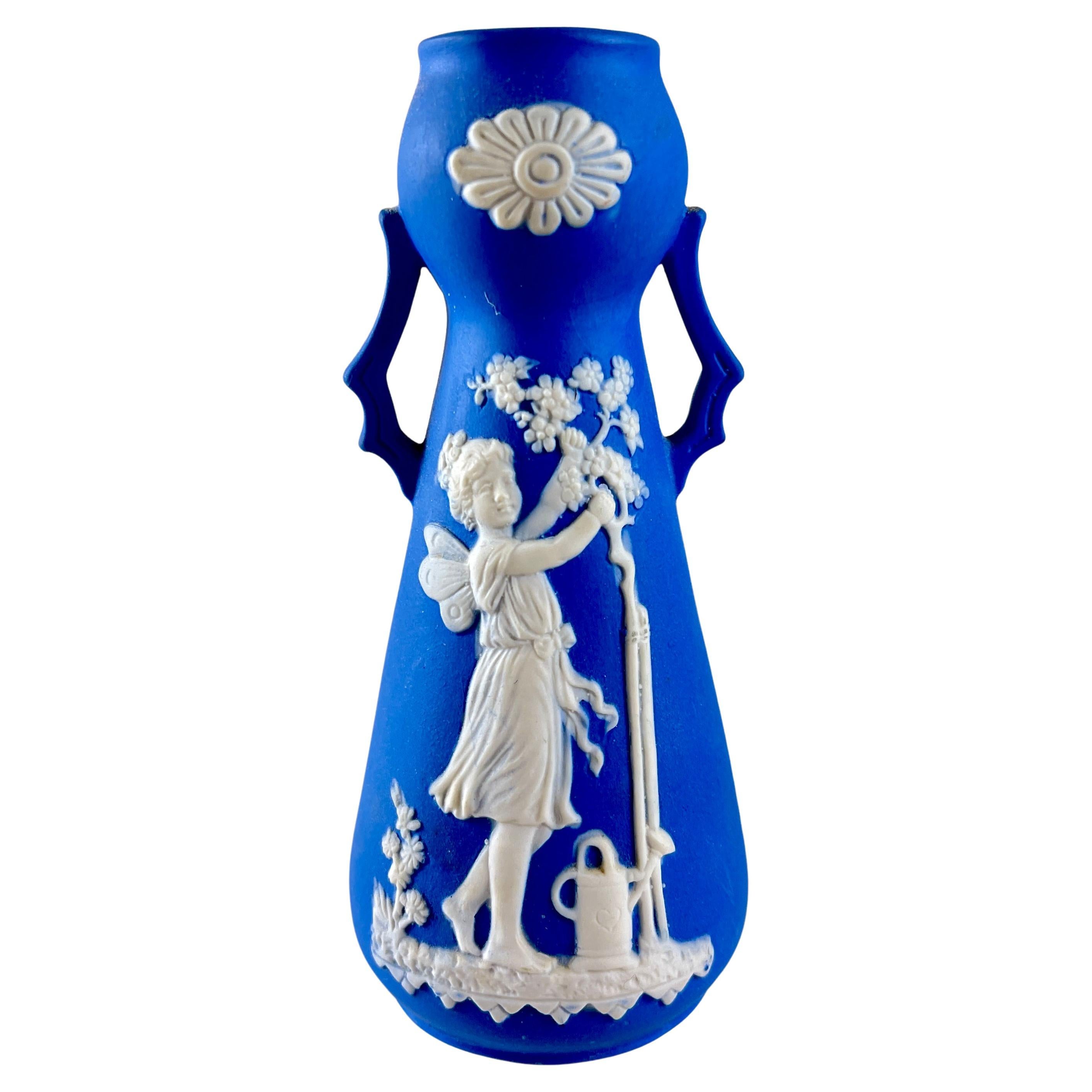 Vase à bourgeons à fée ailée en faïence bleue allemande en vente