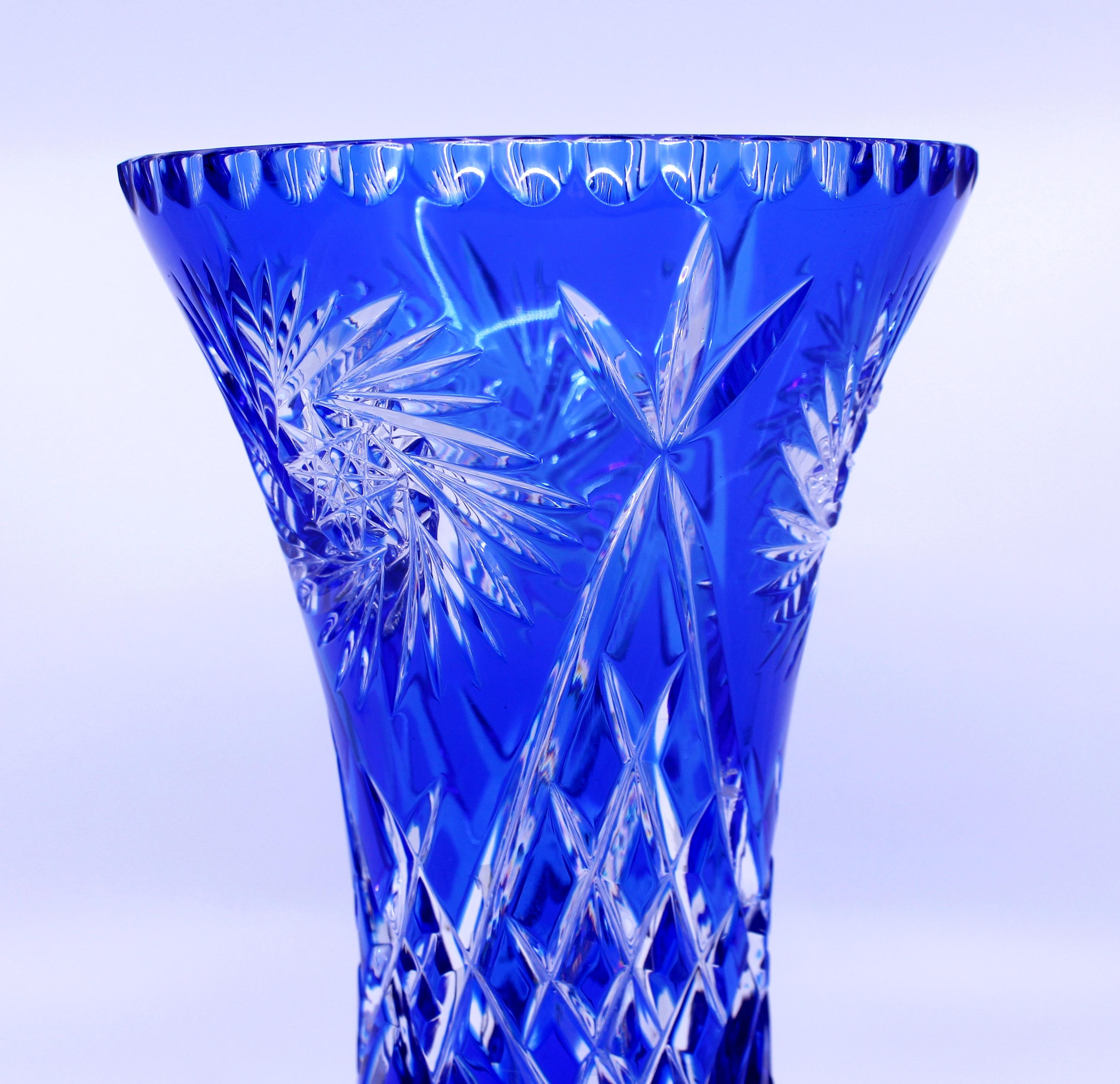 German Blue Overlay Crystal Flower Vase In Good Condition For Sale In Worcester, Worcestershire