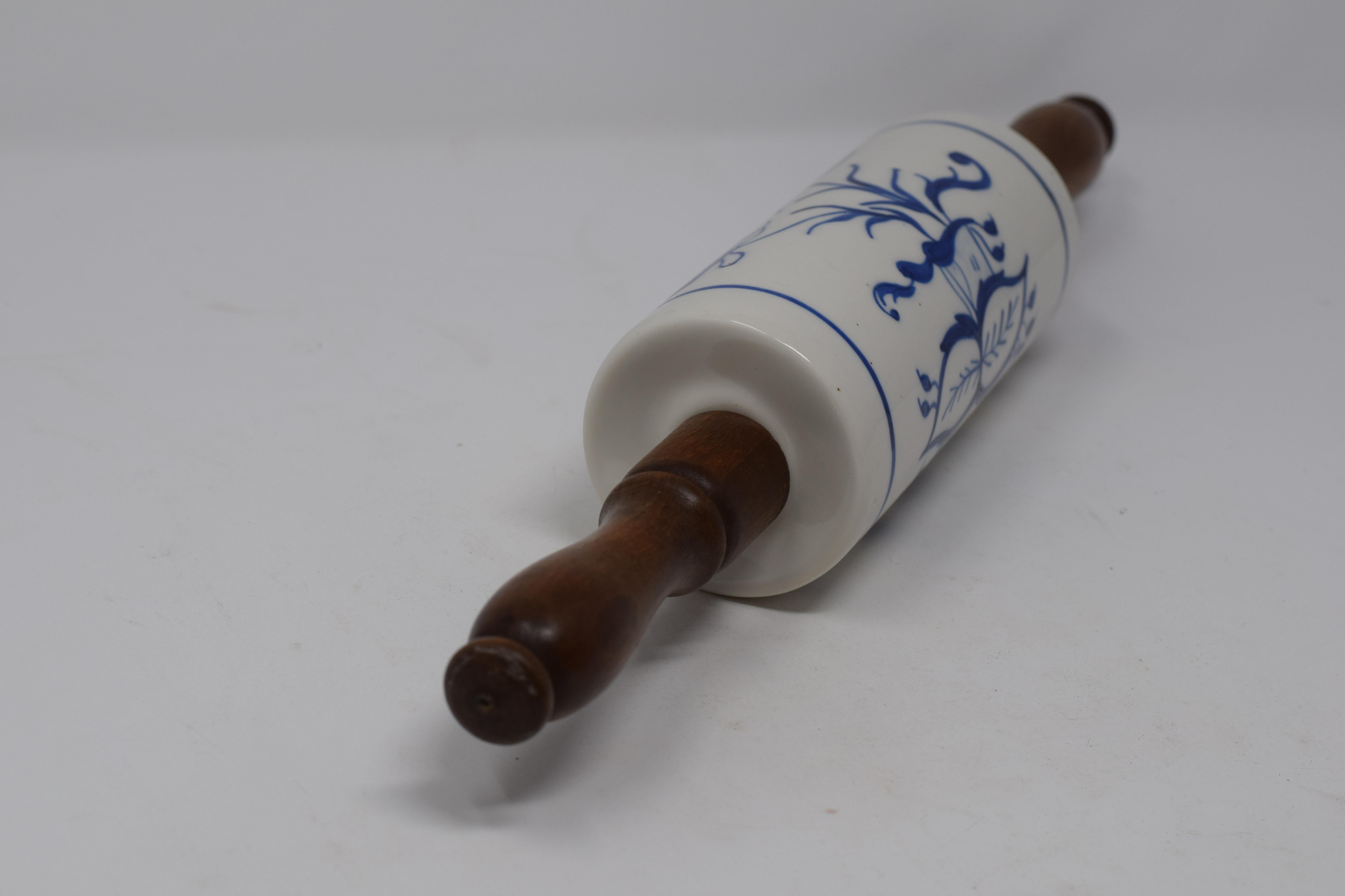 German Blue and White Porcelain Rolling Pin In Good Condition In Houston, TX