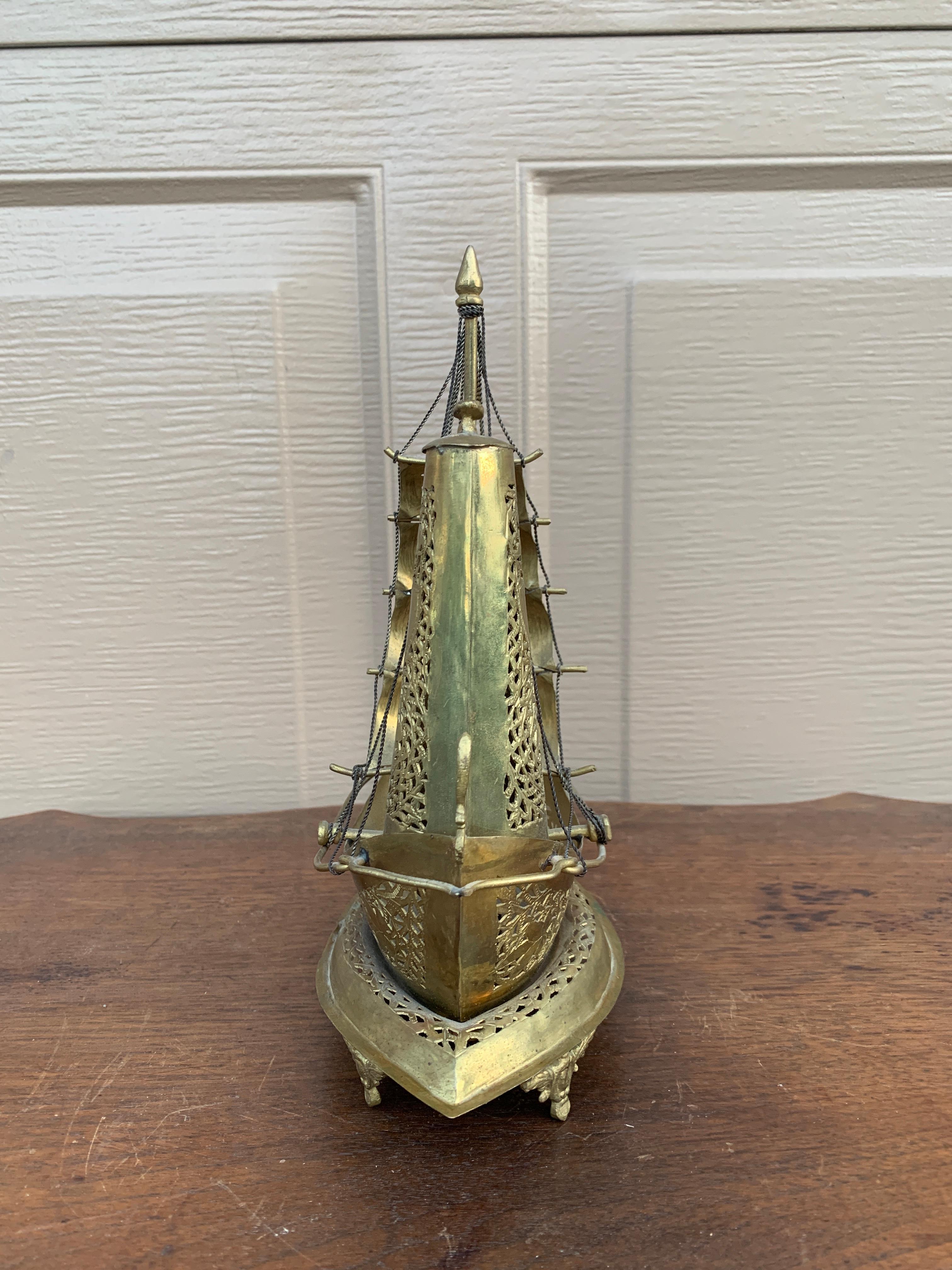 Lampada da notte tedesca in ottone a forma di nave a vela in vendita 4