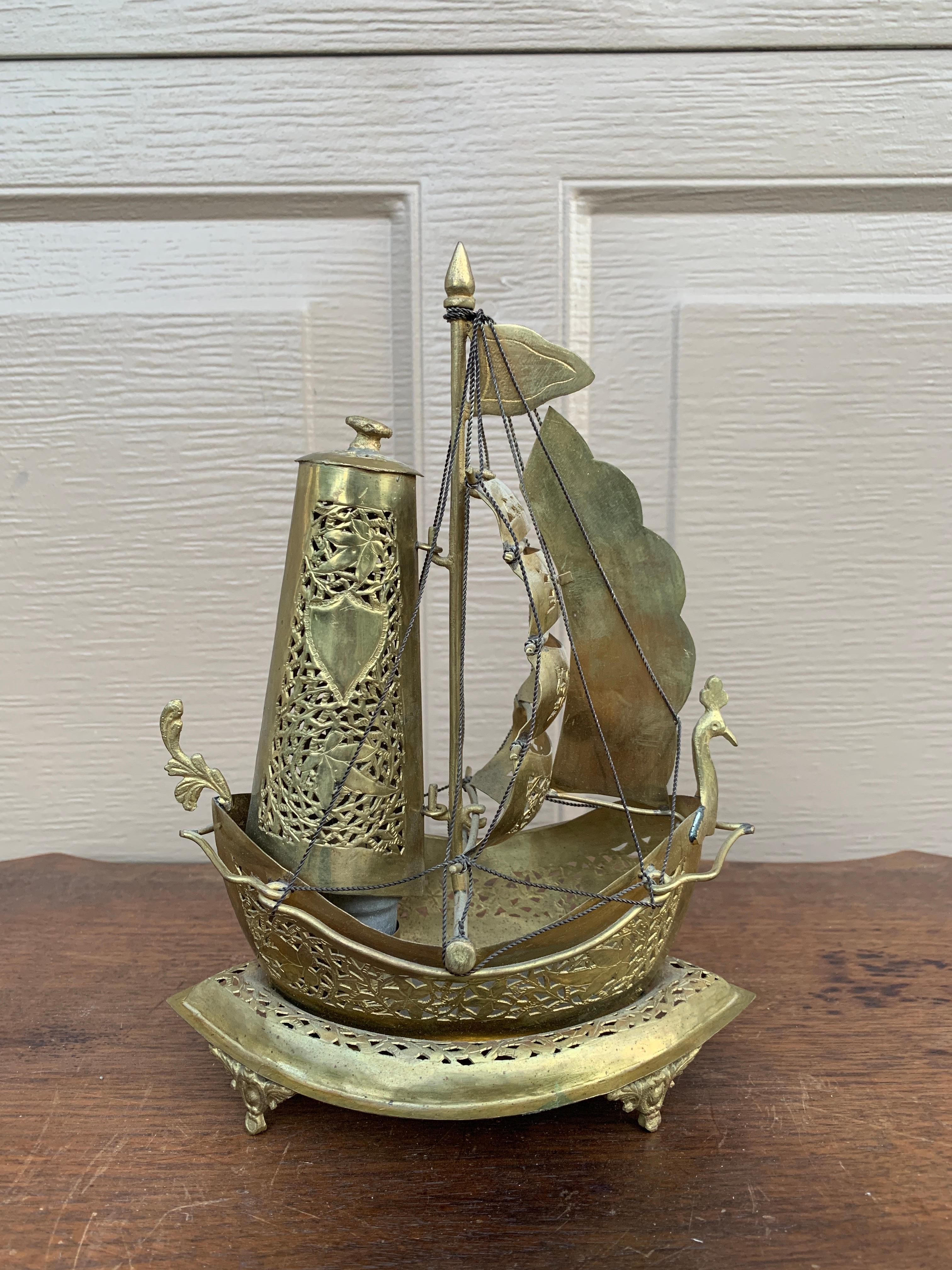 Mid-Century moderno Lampada da notte tedesca in ottone a forma di nave a vela in vendita