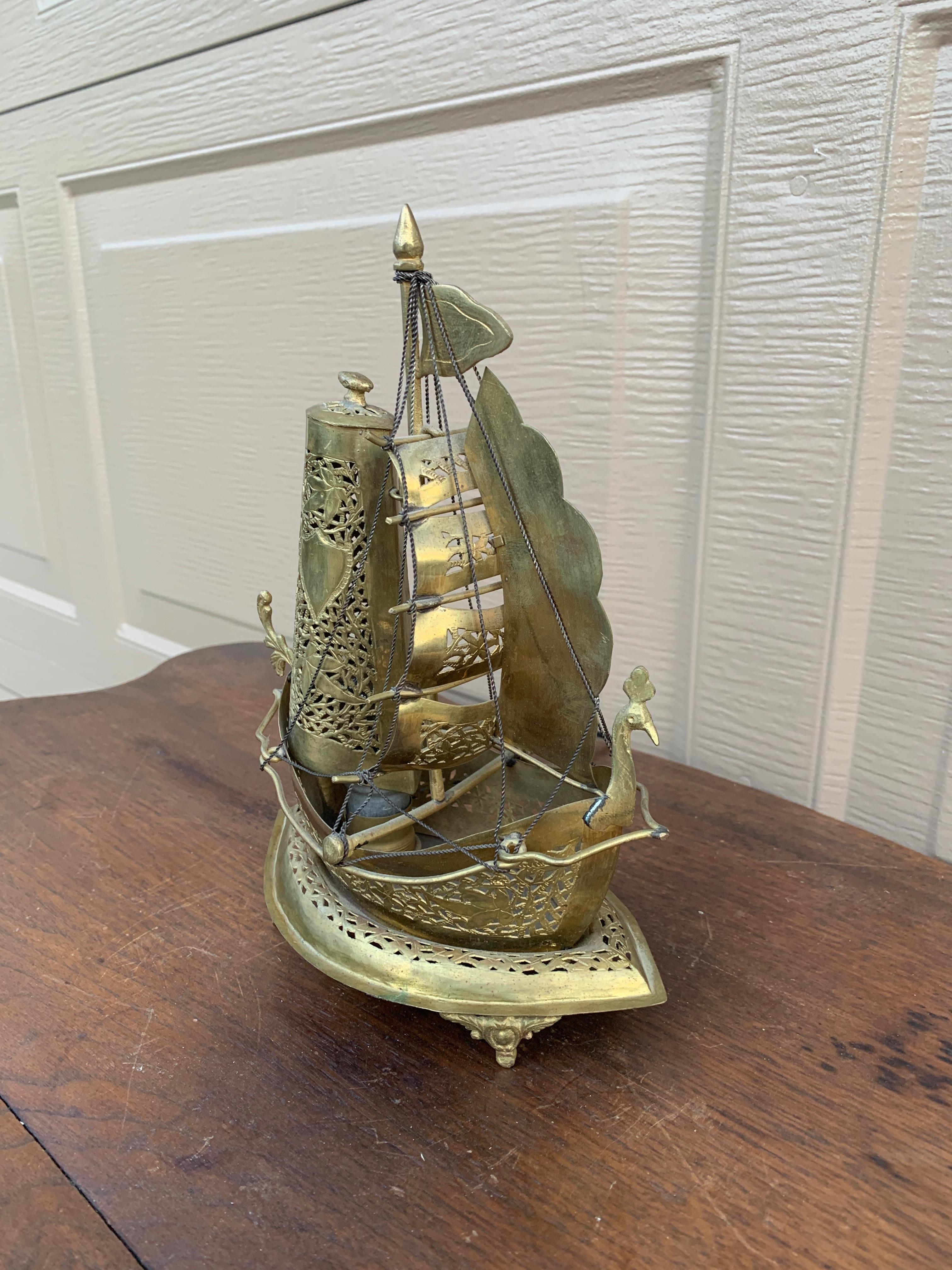 Tedesco Lampada da notte tedesca in ottone a forma di nave a vela in vendita