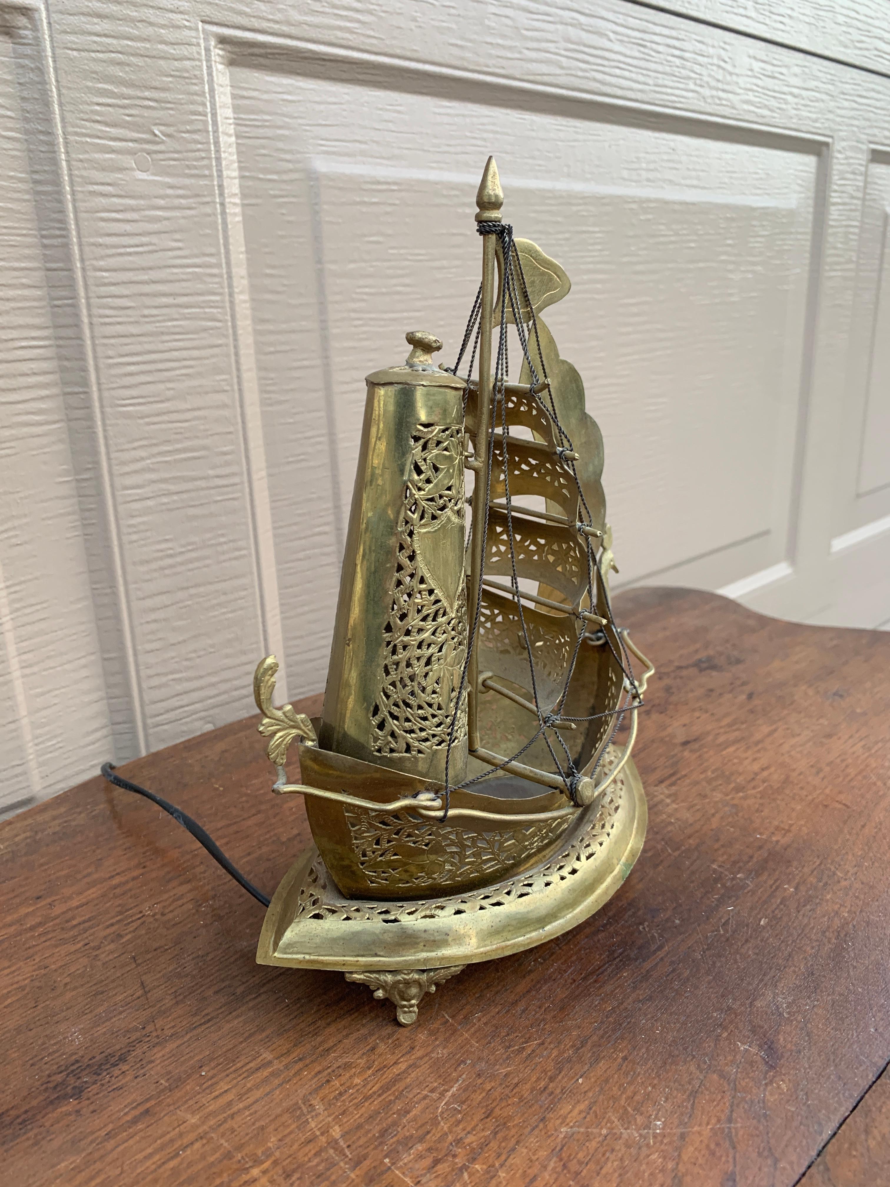 Lampada da notte tedesca in ottone a forma di nave a vela In condizioni buone in vendita a Elkhart, IN