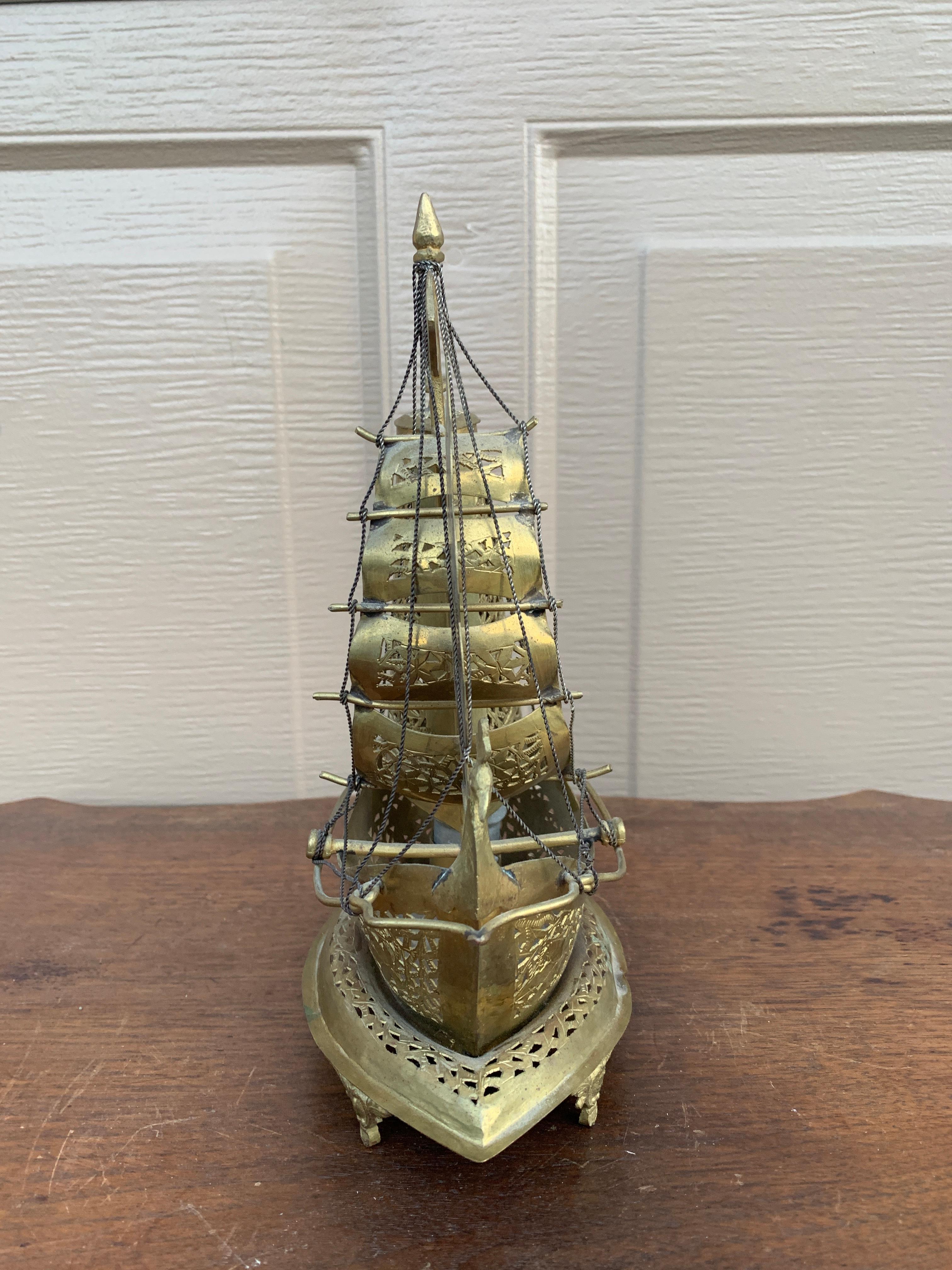 XX secolo Lampada da notte tedesca in ottone a forma di nave a vela in vendita