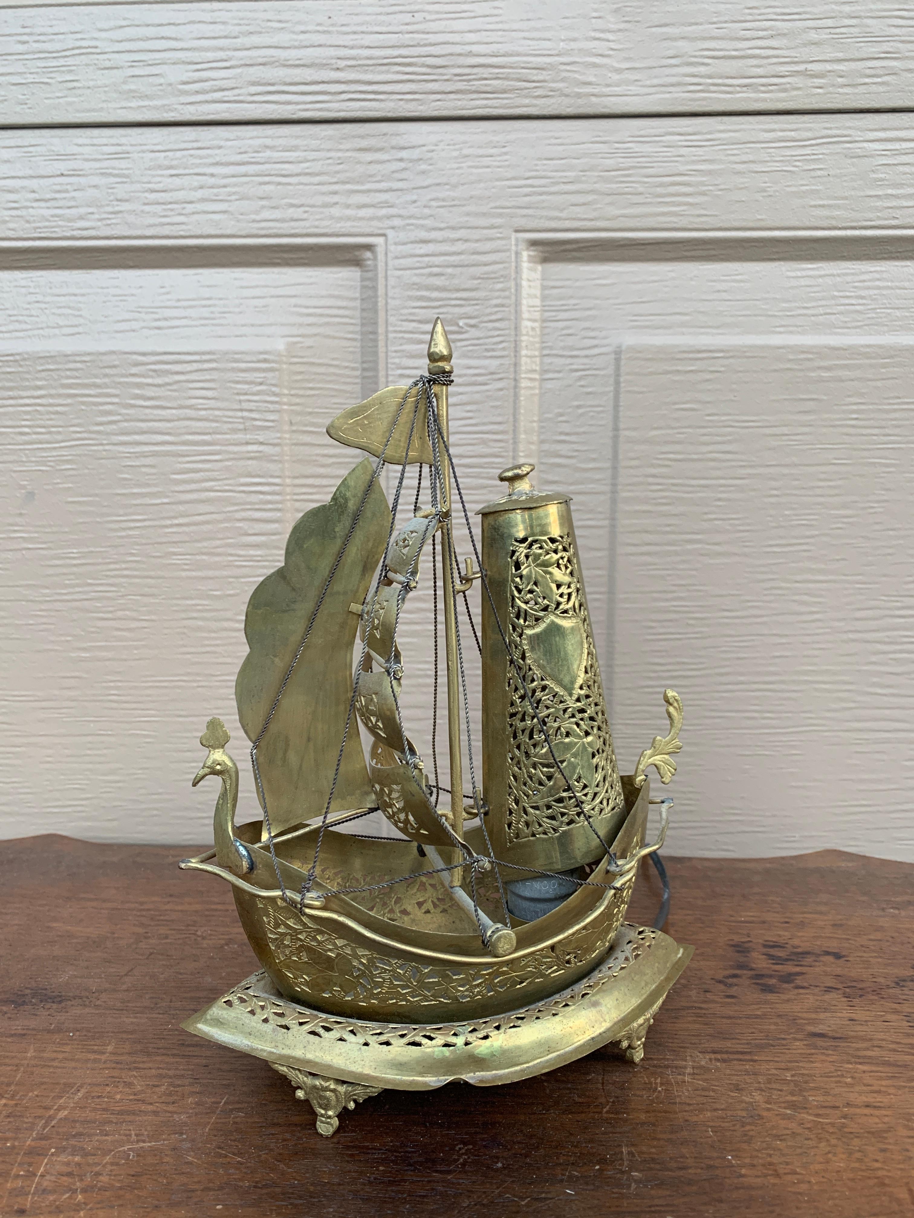 Ottone Lampada da notte tedesca in ottone a forma di nave a vela in vendita
