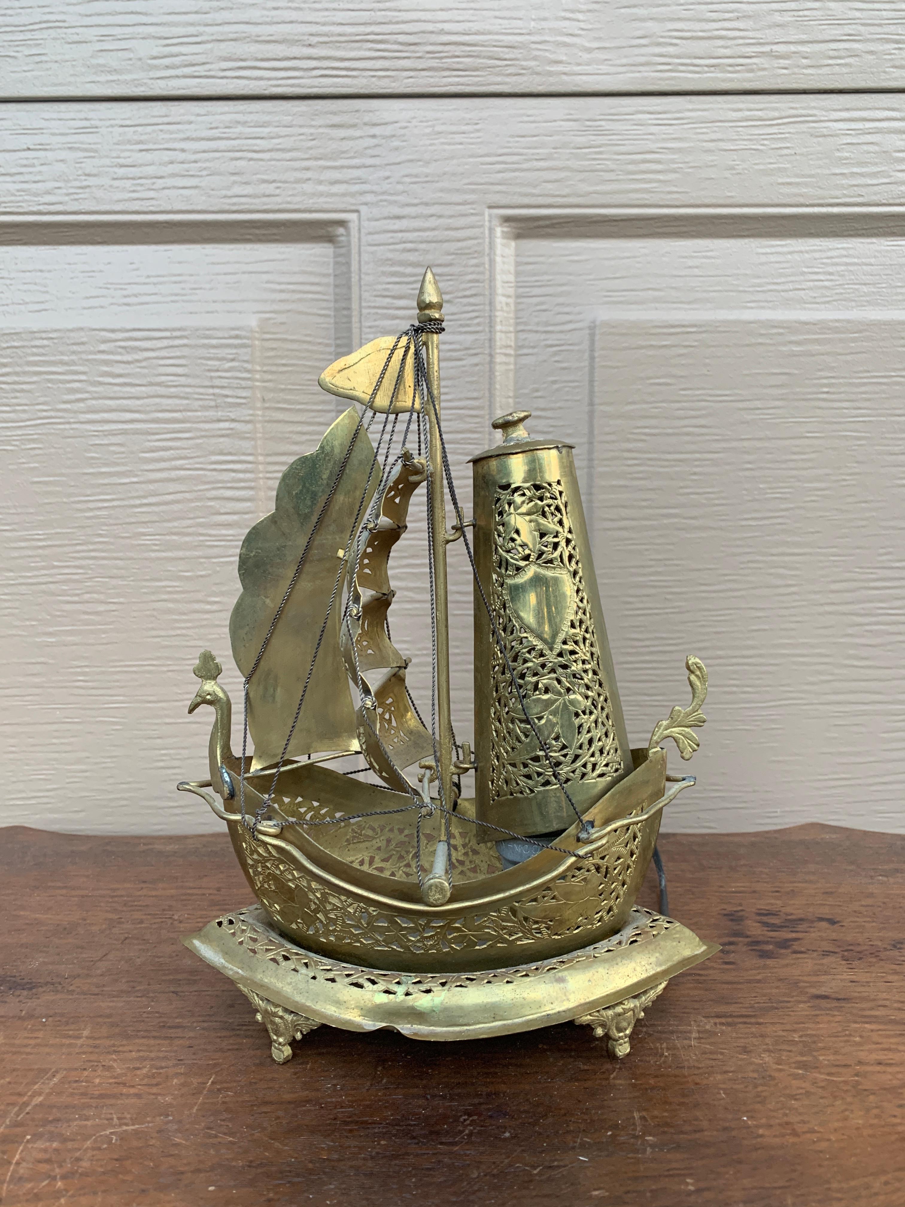 Lampada da notte tedesca in ottone a forma di nave a vela in vendita 1
