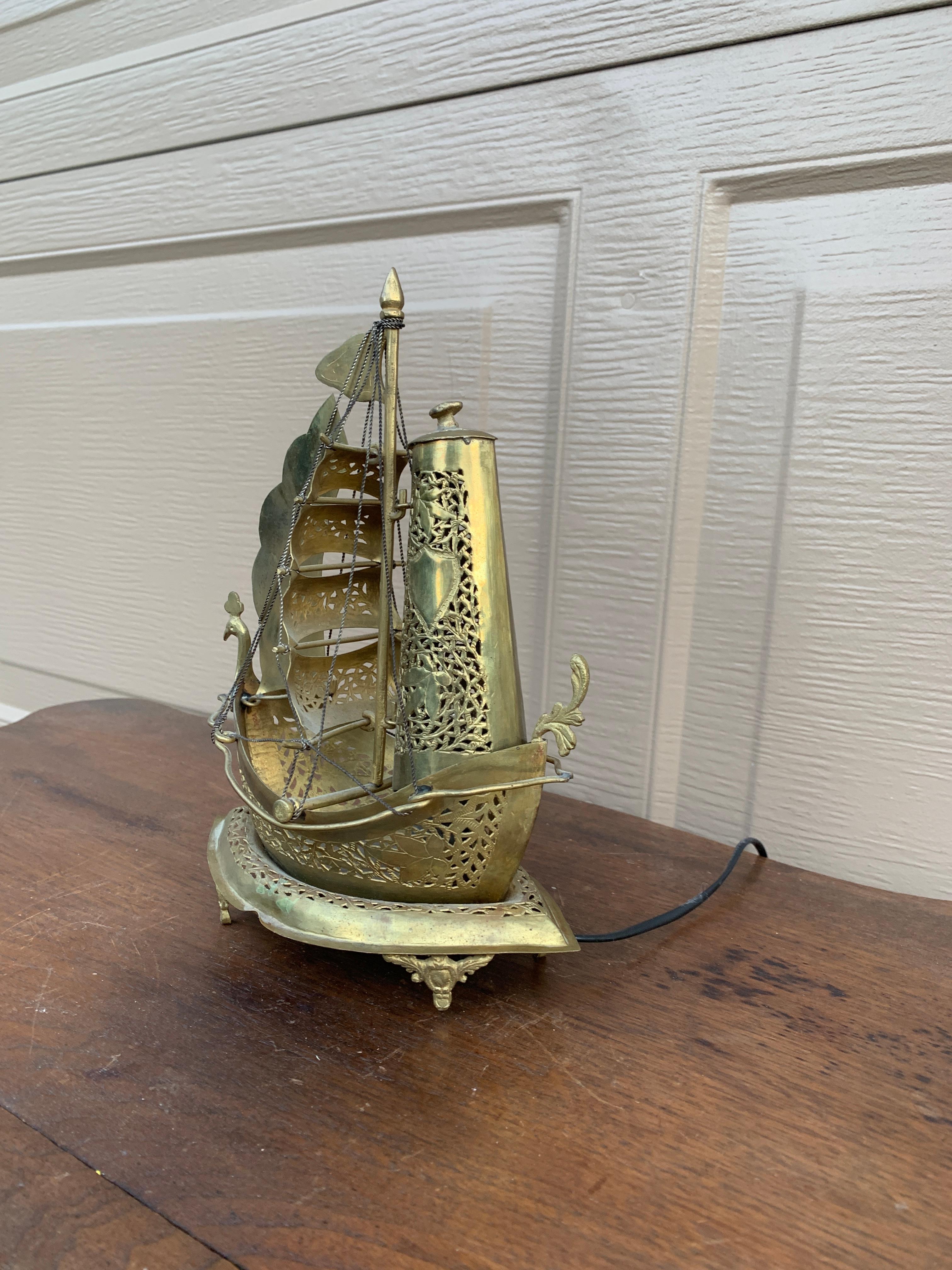 Lampada da notte tedesca in ottone a forma di nave a vela in vendita 2