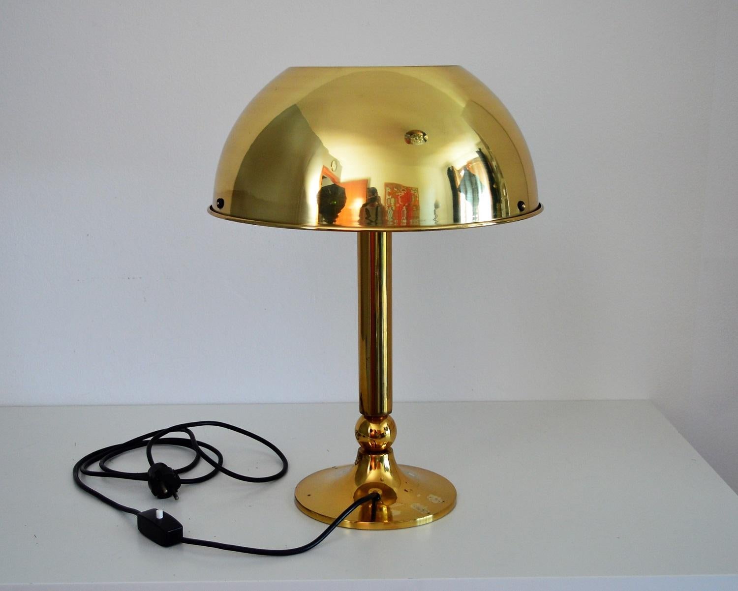 Gorgeous table lamp of full brass in the Hollywood Regency style designed and manufactured by German Florian Schulz in the 1970s.
The strong and heavy brass base keeps the brass lampshade, which is open on the top side, with a strong holder, also