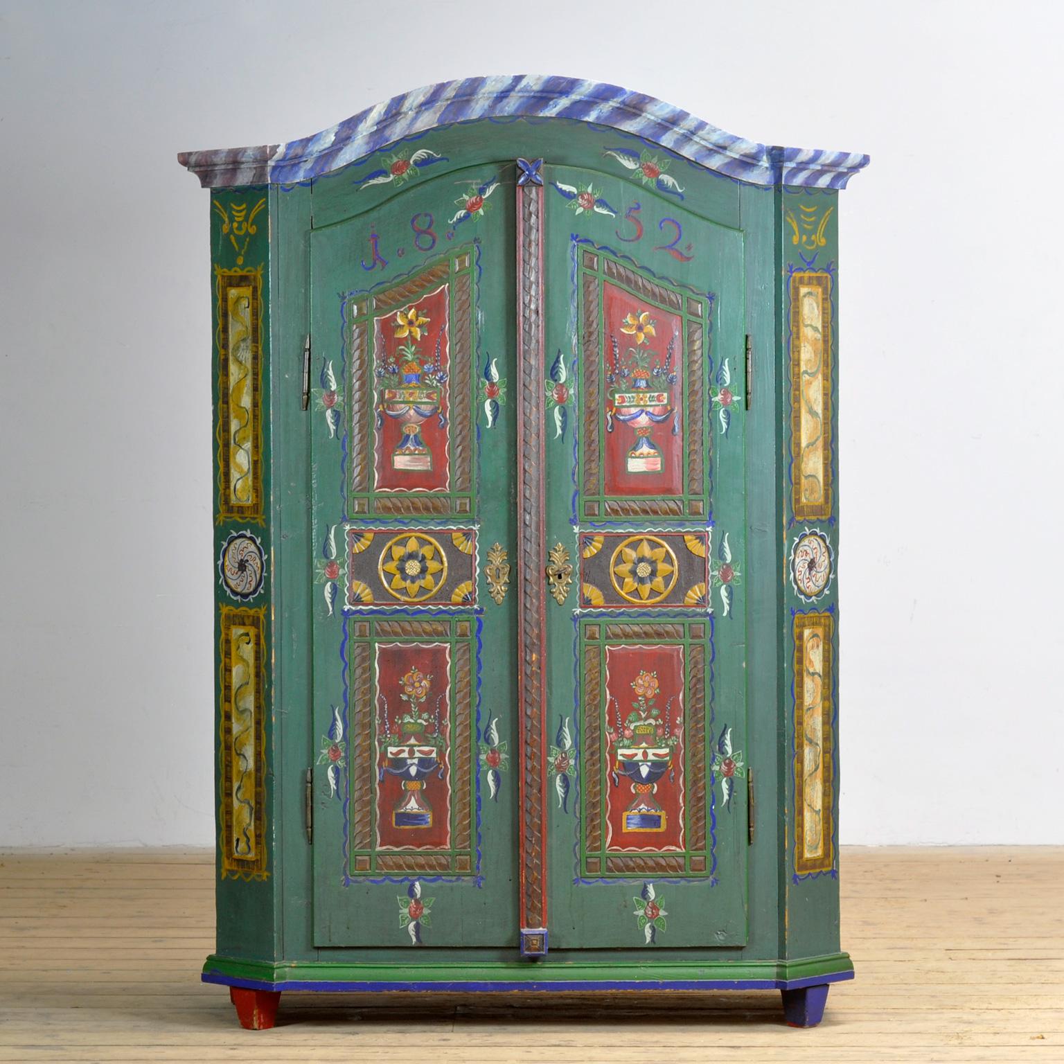 Une belle armoire de l'Allemagne rurale du sud, datant de 1852. À l'origine, il s'agissait d'un cadeau de mariage. Fabriqué en pin massif, il est peint à la main dans des couleurs vives. Il est doté de ses charnières et de sa serrure d'origine,