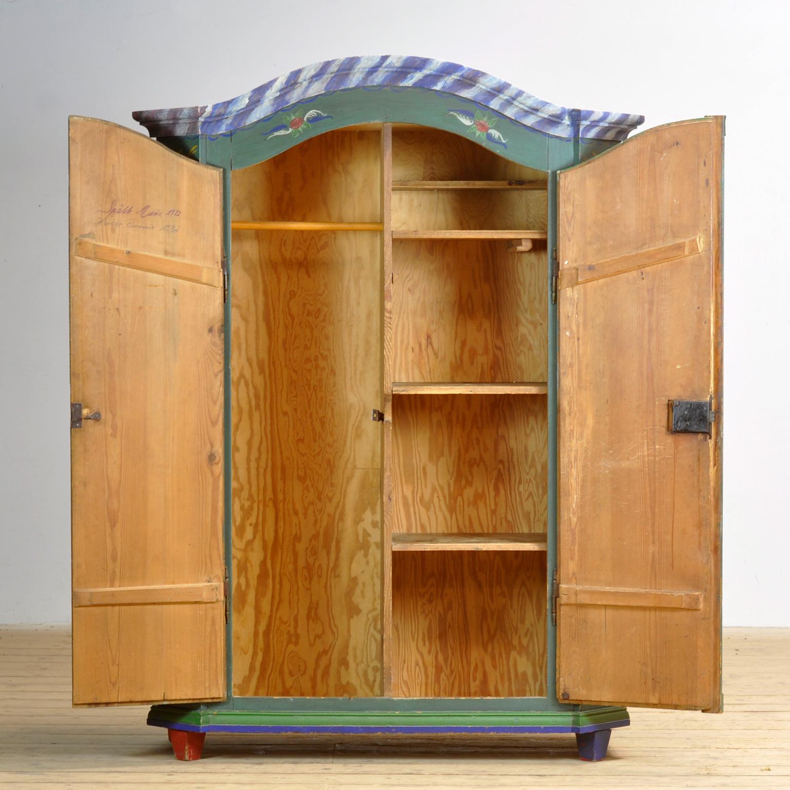 Peint à la main Armoire de mariage allemande, datée de 1852 en vente