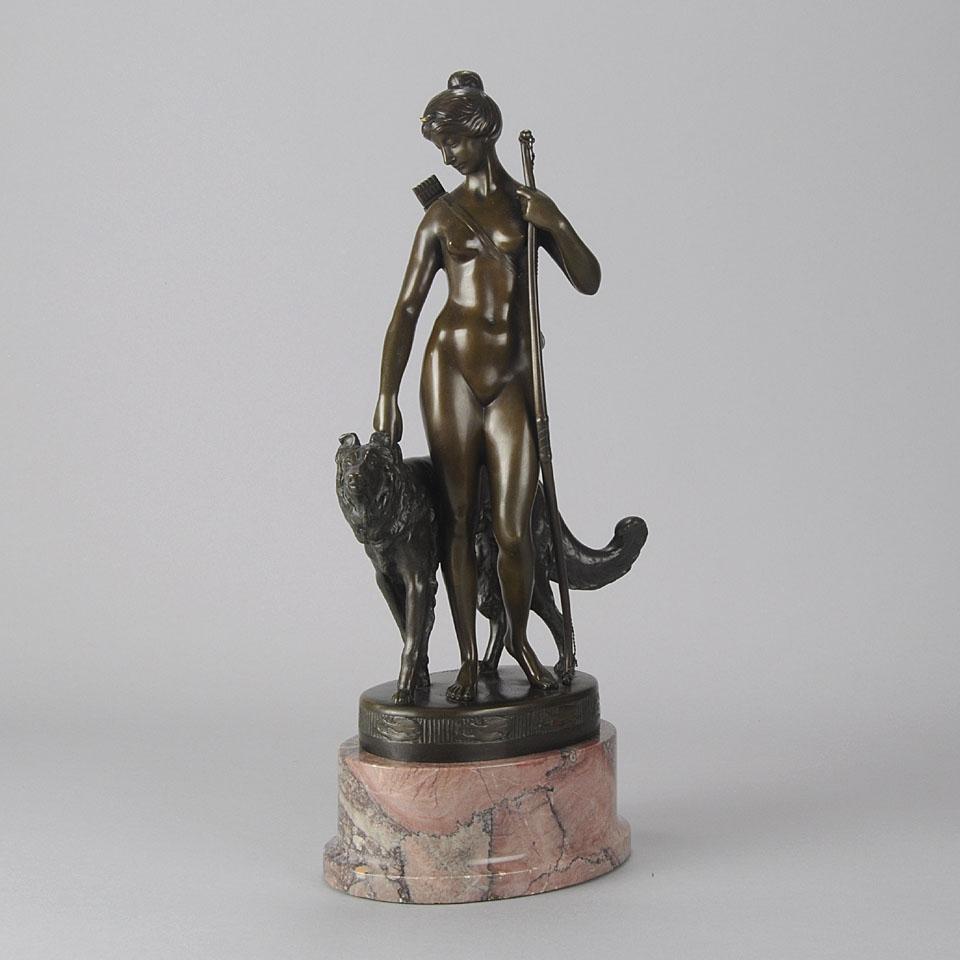 Très belle sculpture en bronze représentant la belle déesse debout avec son arc et son carquois et tenant délicatement le collier de son chien de chasse. Le bronze avec une patine brune chaude et de bons détails de surface, élevé sur une base en