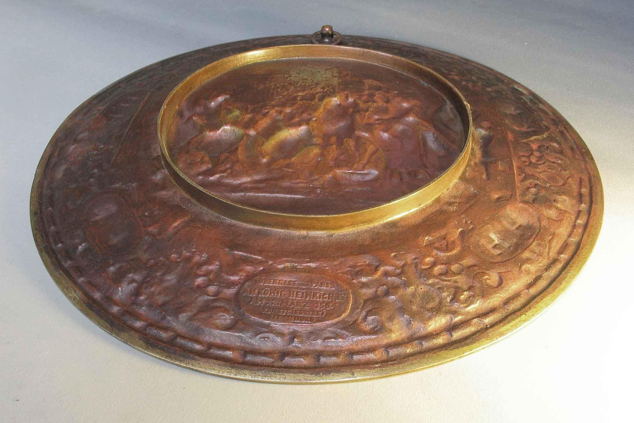 German Bronze Historicism Charger Depicting Entry of Henry IV into Paris in 1594 In Good Condition For Sale In Ottawa, Ontario