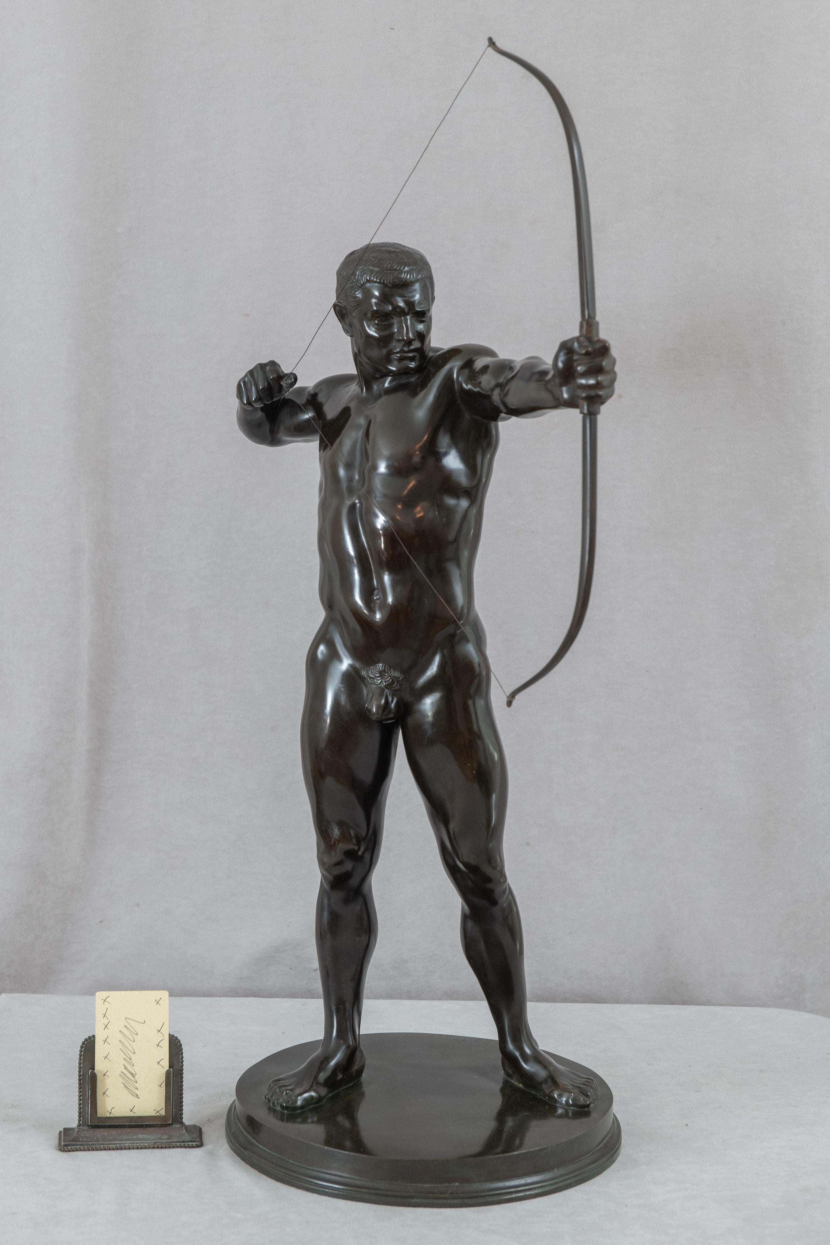  Cet archer allemand nu est l'un des plus beaux exemples de figure masculine nue que j'aie vus au cours de mes 50 années de vente de bronzes anciens. Sa musculature est parfaite et remarquable, et elle s'affiche magnifiquement de tous les côtés.