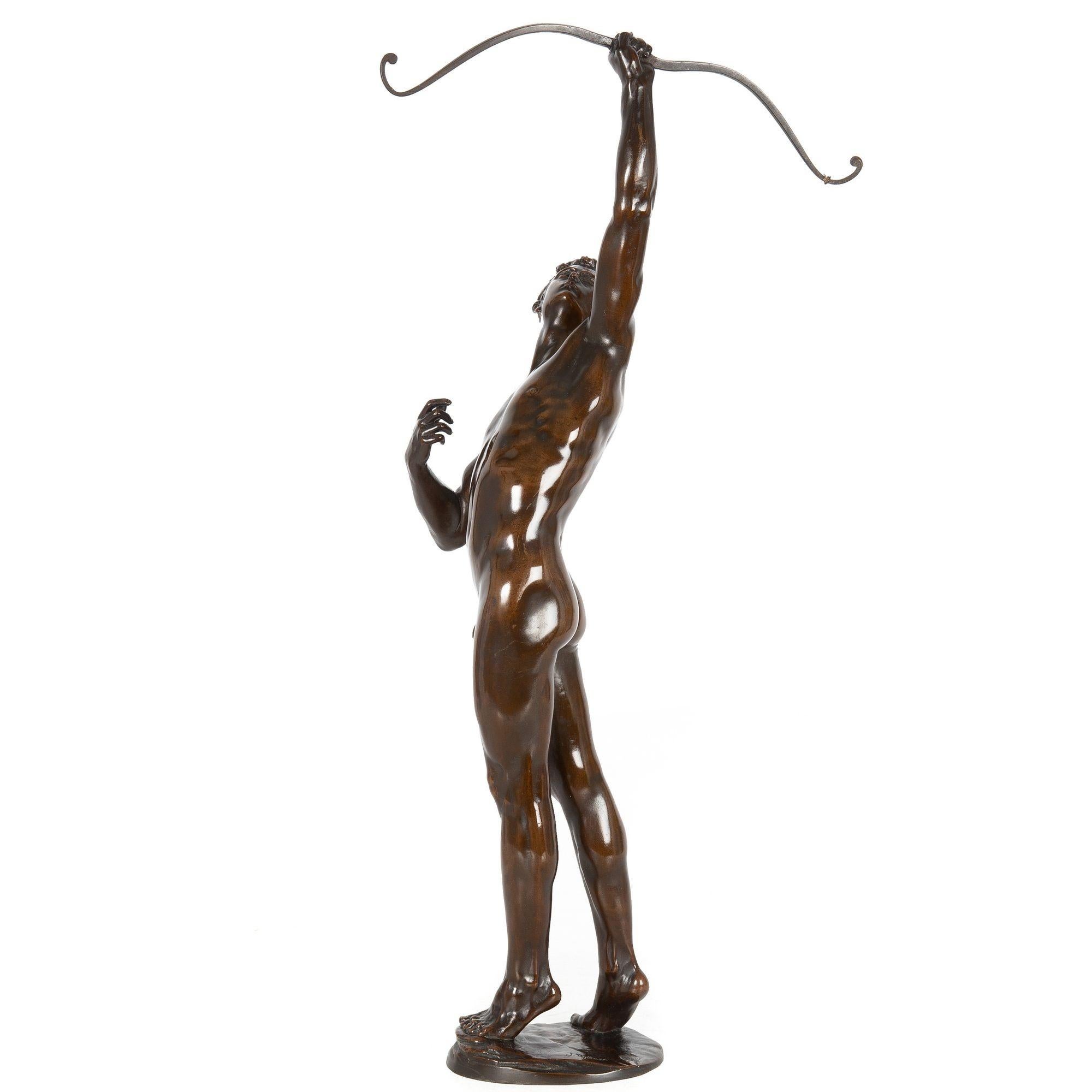 estatua de pajaro levantando hombre