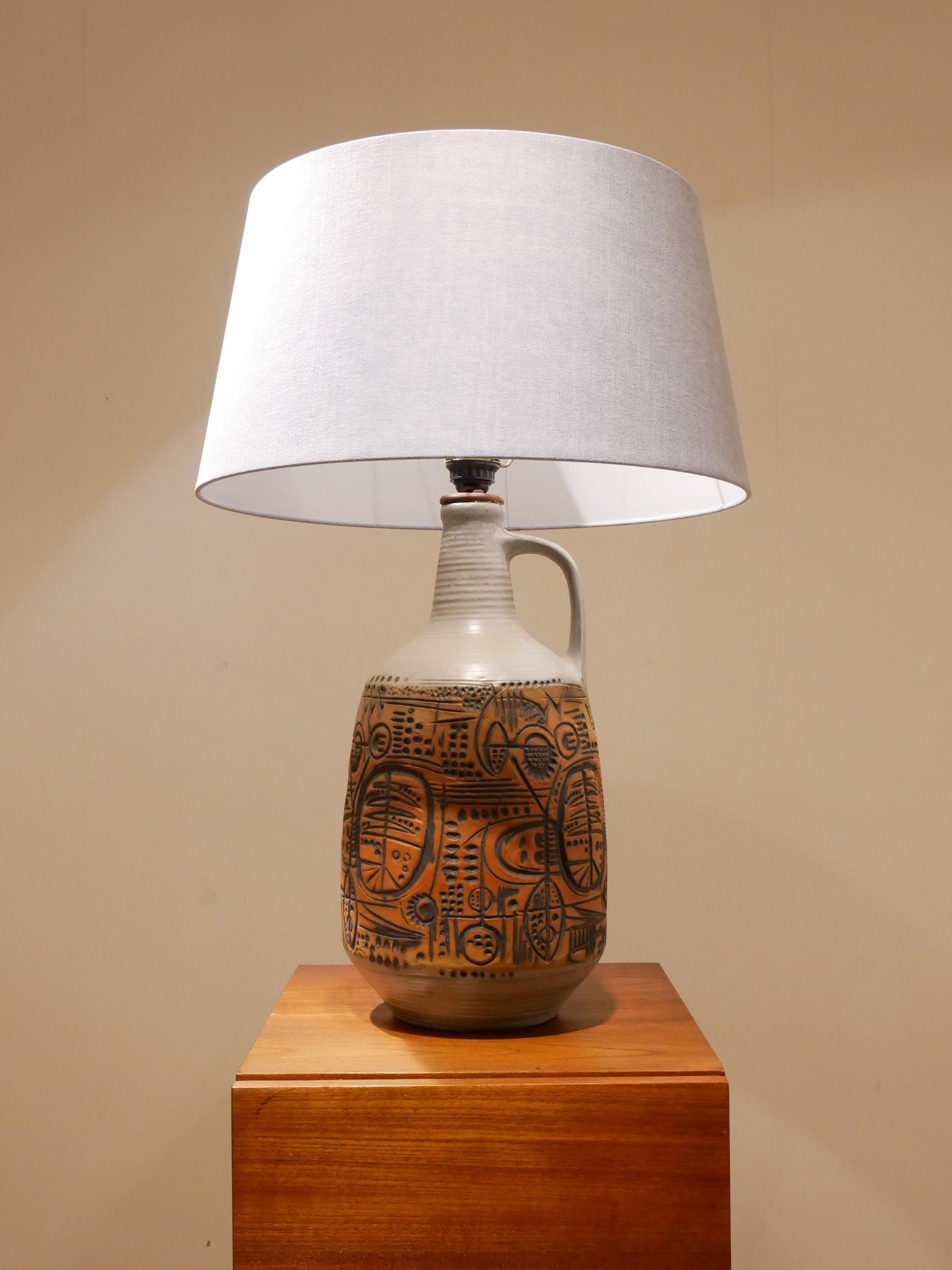 Decorative and colorful extra large sized table lamp from west German brand. Grey blue overglazed ceramic with central rim decorated with brutalist patterns.