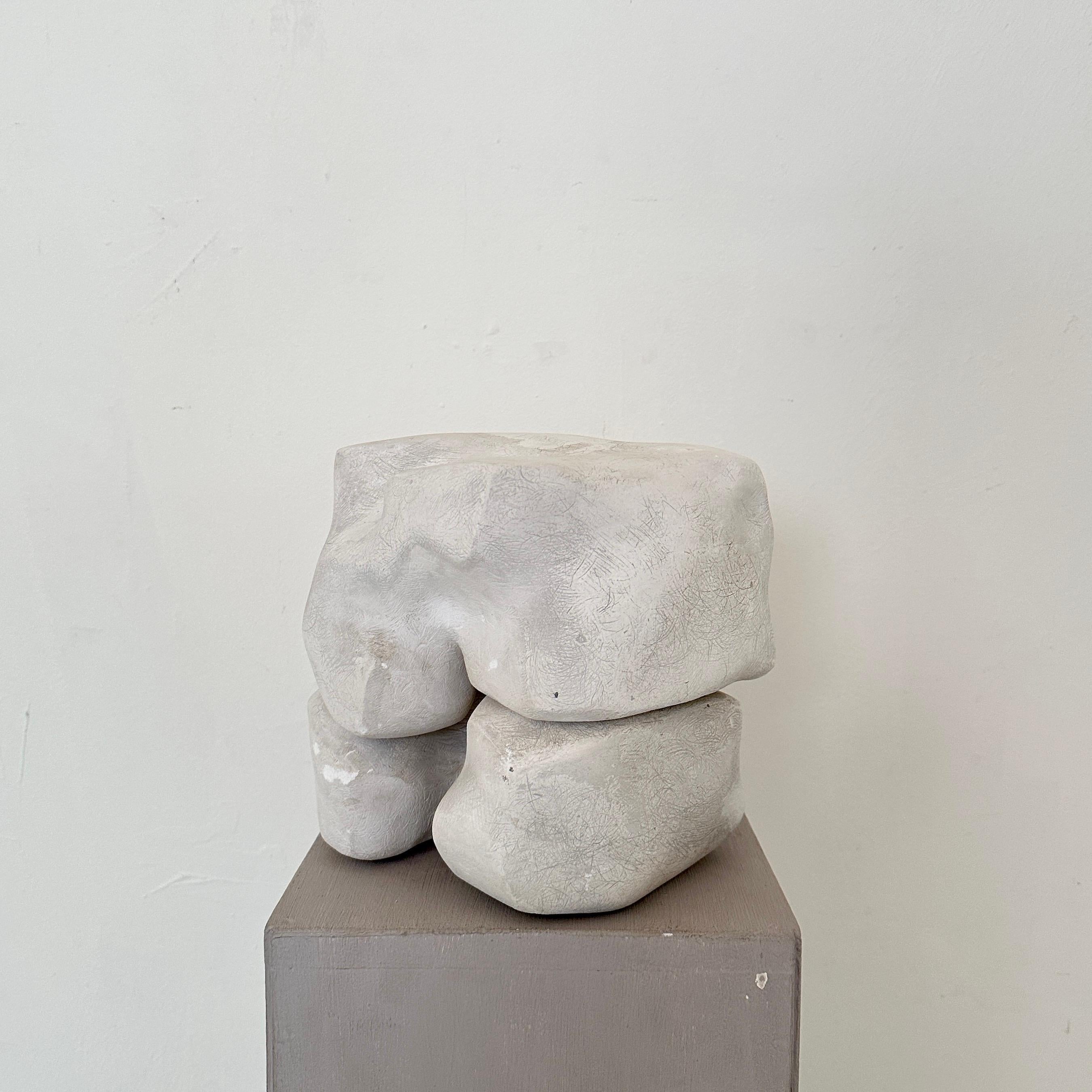 La scultura in gesso del Brutalismo tedesco di Jens Schleede del 1970 è un esempio convincente dell'estetica architettonica e cruda del movimento. Composta da due parti distinte, la scultura incarna un senso di unità frammentata. Il mezzo del gesso,