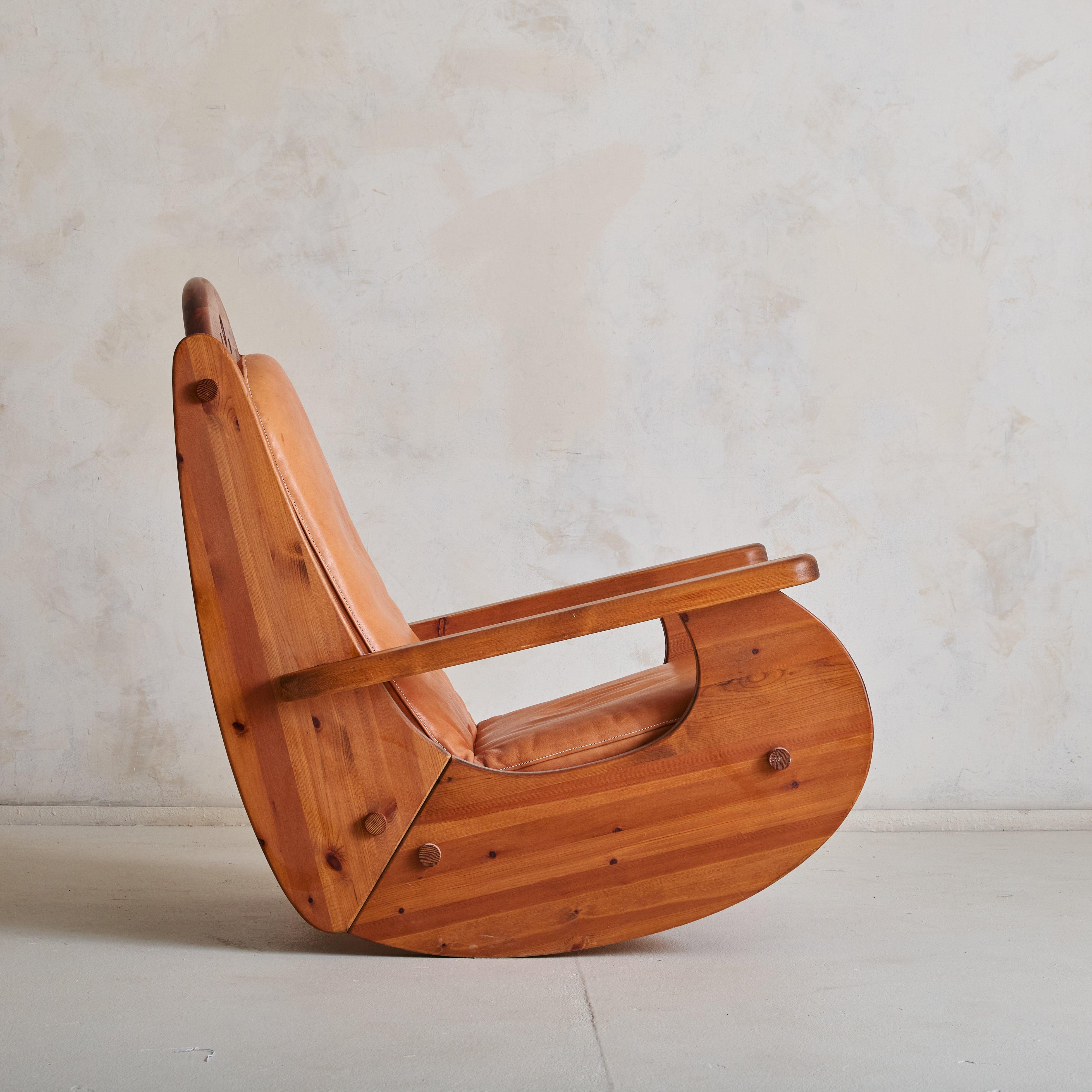 Brutalisme Fauteuil à bascule brutaliste allemand en pin et cuir cognac Attribué à Wasa Möbel en vente