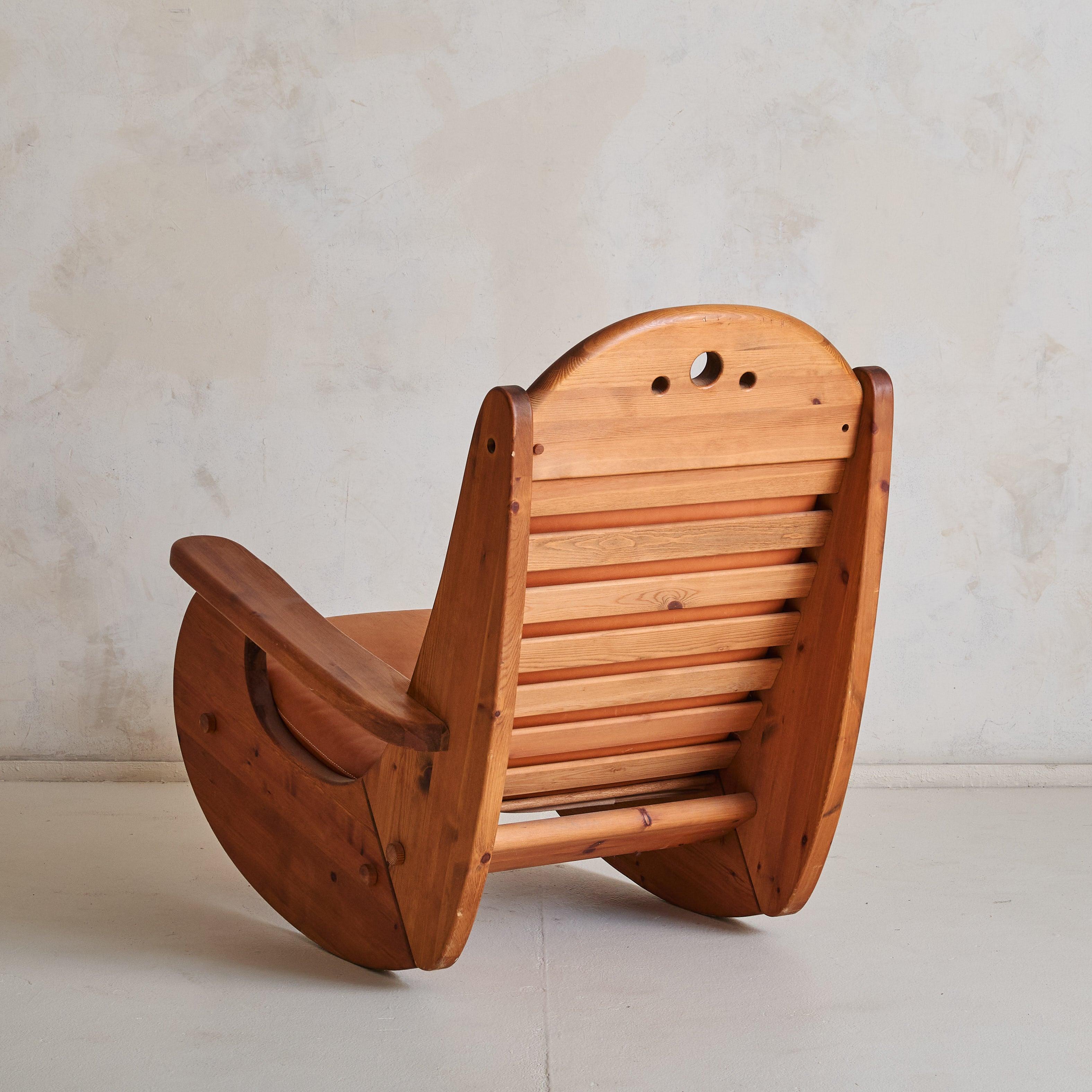 Allemand Fauteuil à bascule brutaliste allemand en pin et cuir cognac Attribué à Wasa Möbel en vente