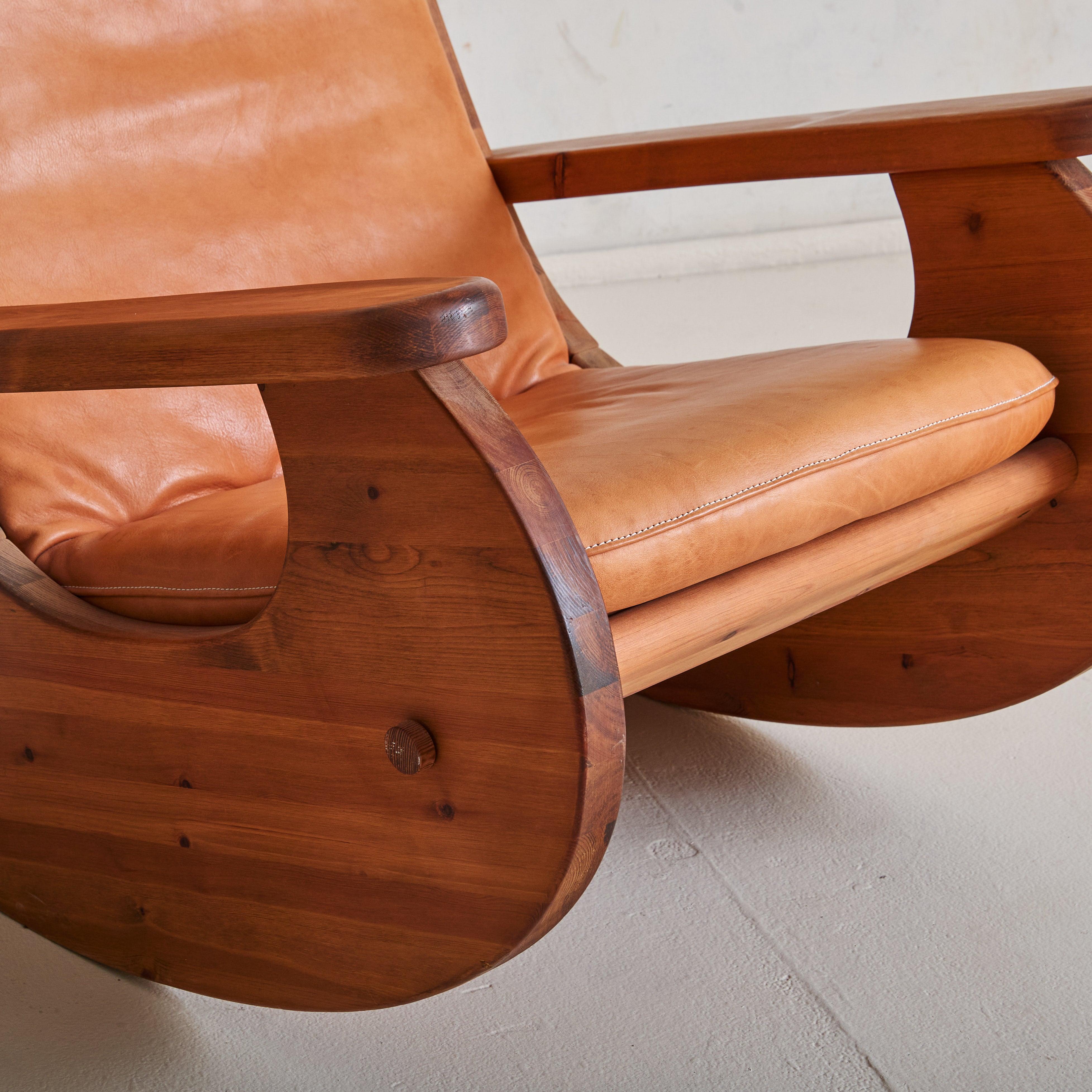 Fauteuil à bascule brutaliste allemand en pin et cuir cognac Attribué à Wasa Möbel Bon état - En vente à Chicago, IL