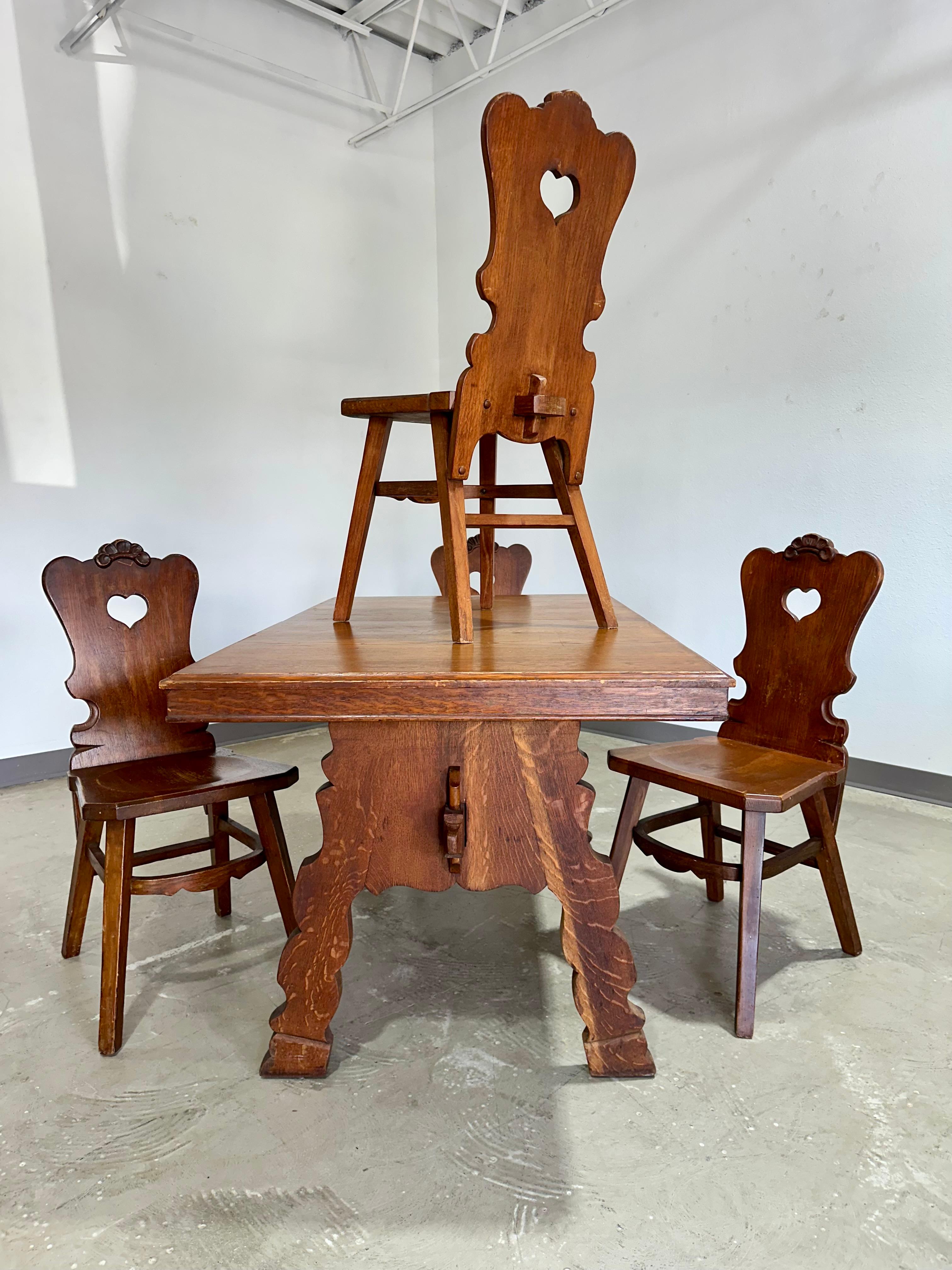 Antico manufatto in rovere tigrato tedesco Arts and Crafts con dettagli di mortasa e tenone e ritagli di cuore.  Dettagli intagliati sulla parte superiore dello schienale con ritaglio a cuore, gambe strombate, smussi curvi e smerlati sul davanti e