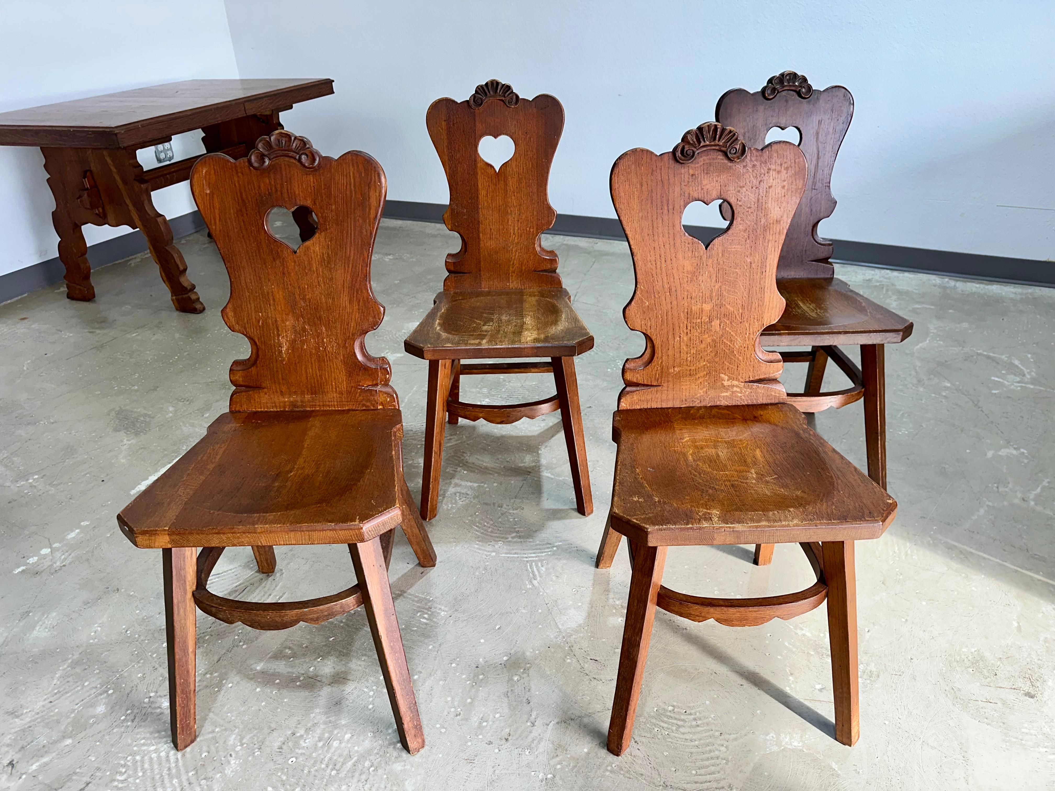 Intagliato a mano Sedie da pranzo tedesche in stile tirolese brutalista, set di 4 sedie in Oak in vendita
