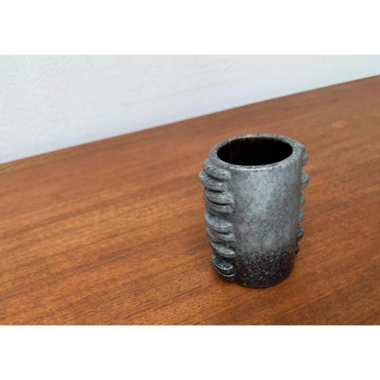Deutsche brutalistische Vase von Dümler & Breiden, 1960er Jahre, in sehr gutem Zustand. Entworfen 1960 bis 1969 Dieses Stück hat ein Zuordnungszeichen, ich bin sicher, dass es völlig authentisch ist und übernehme die volle Verantwortung für jegliche