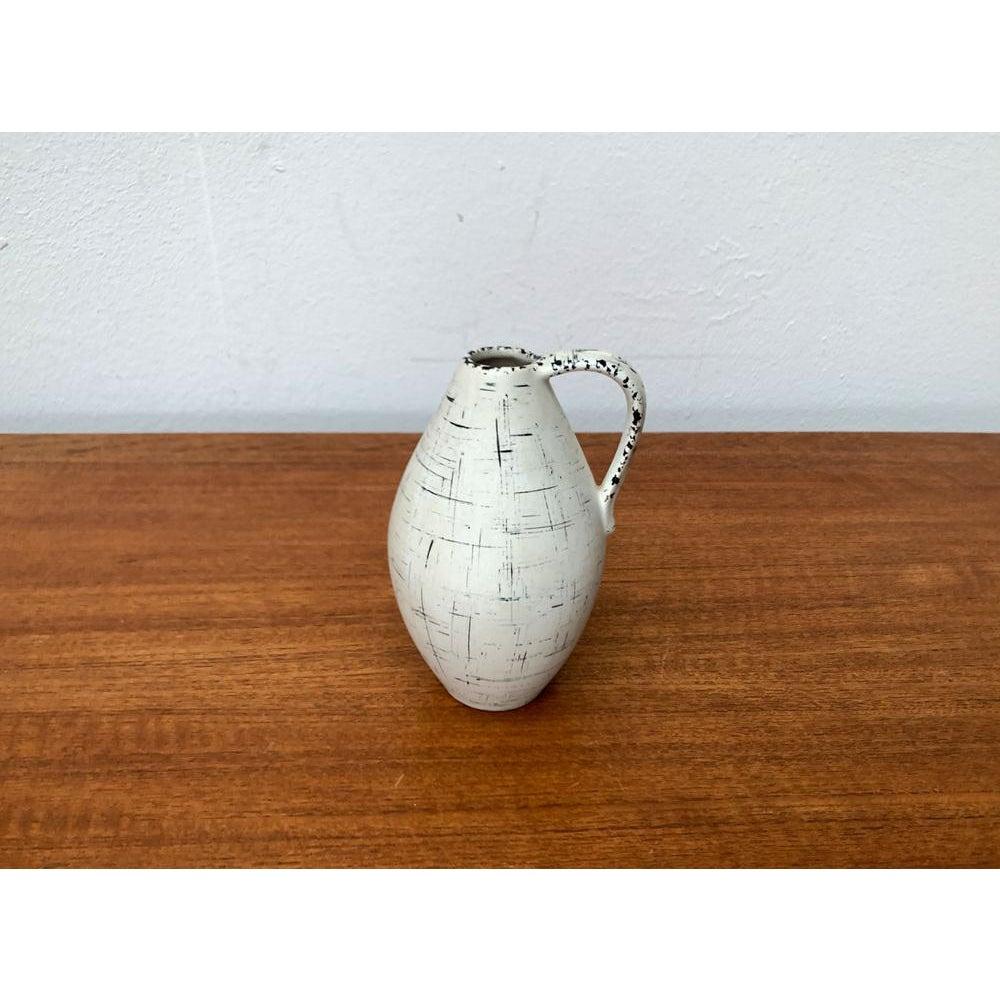 Jarrón jarra alemán de Übelacker Keramik, años 50, en muy buen estado. Diseñado de 1950 a 1959 Esta pieza tiene una marca de atribuciónEs completamente auténtica 

Más información:
Materiales: Cerámica
Estilos: Moderno de mediados de siglo
País de