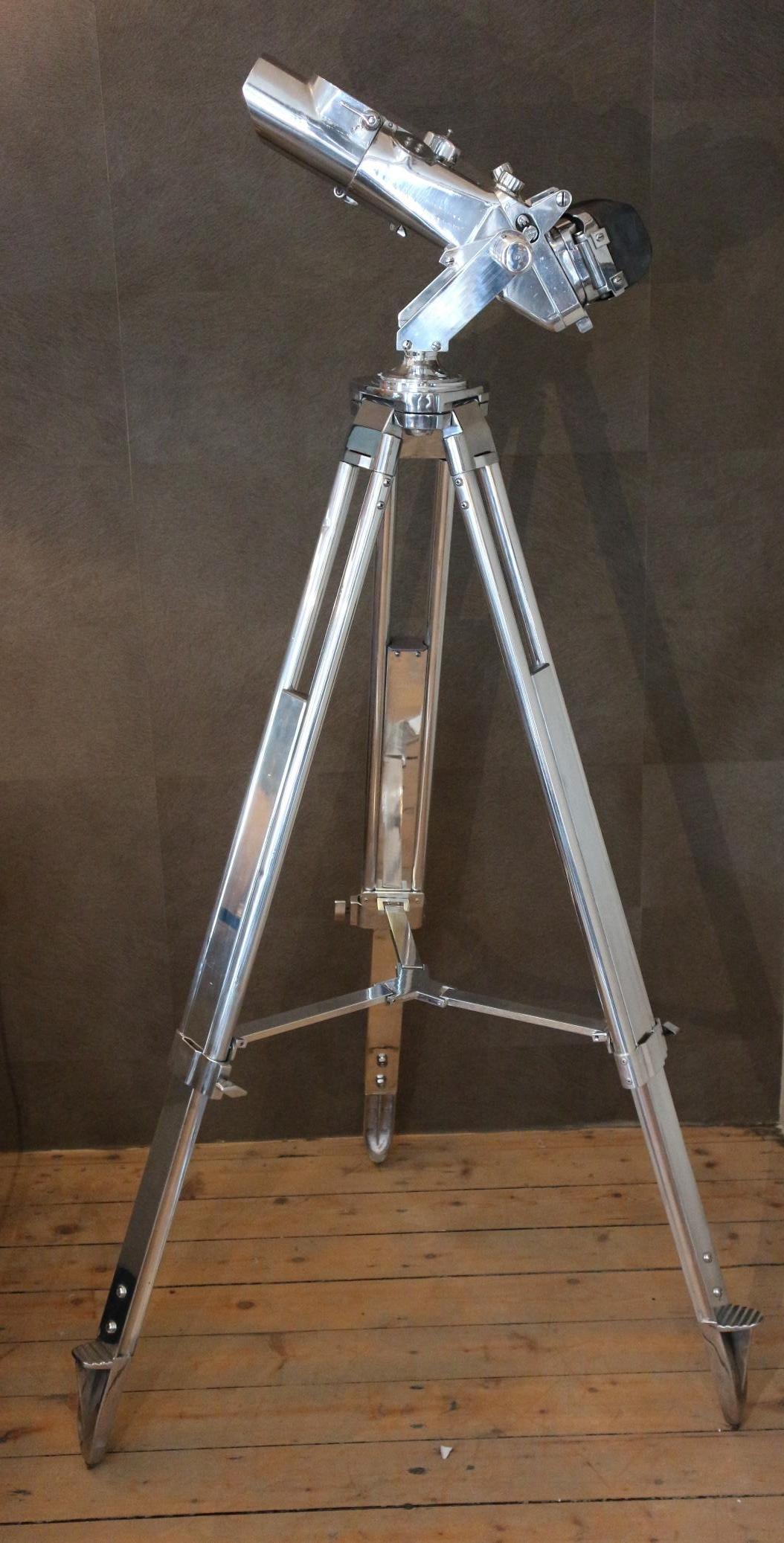 A blc (Zeiss) 12 x 60 (45 °) binoculars. These binoculars were used by the German army in the 2nd World War at the air defensive shield. They were also used by the navy. Polished aluminum and steel, individually adjustable for each eye, adjustable