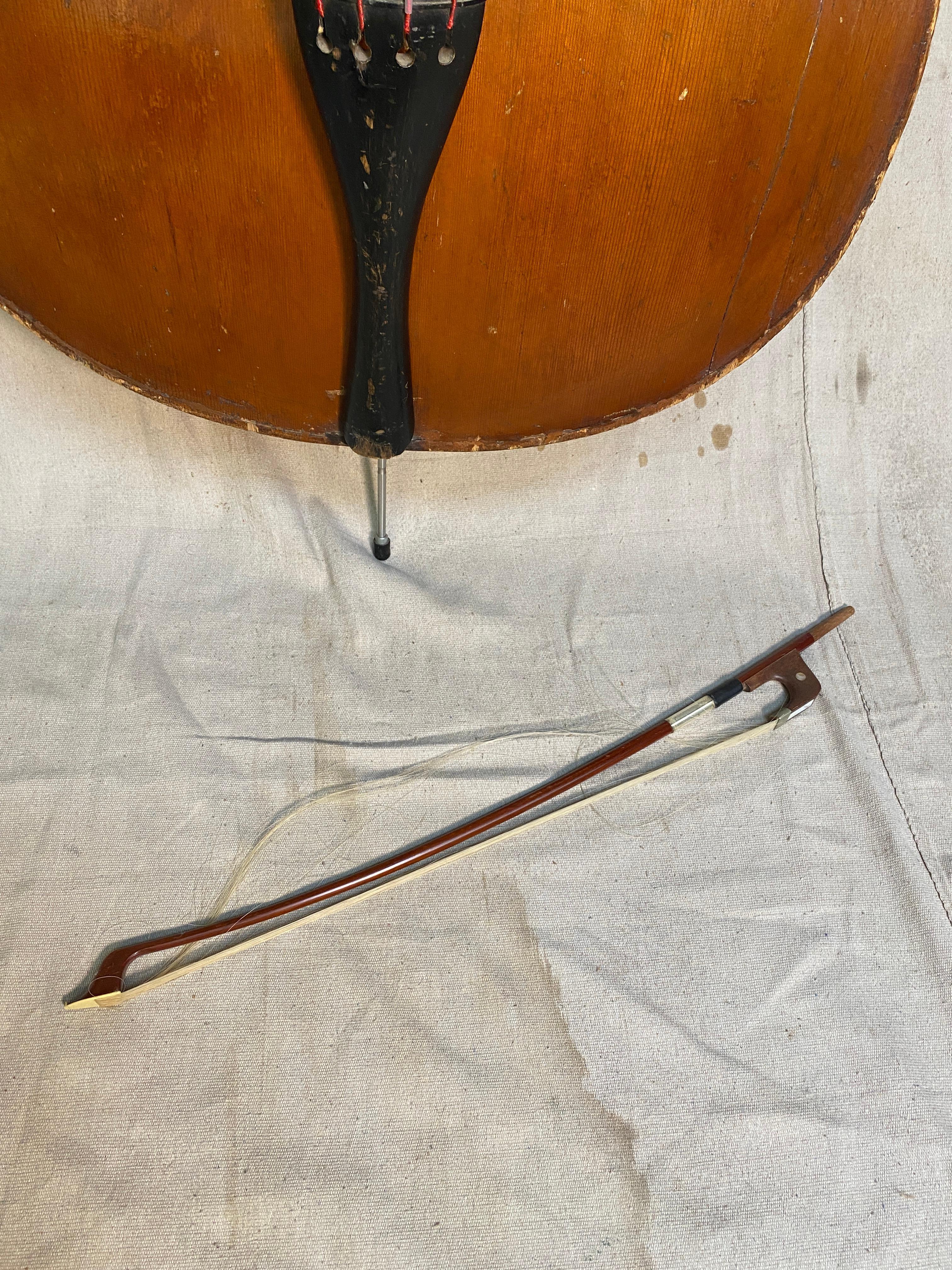 Basso verticale intagliato tedesco Roundback in vendita 3