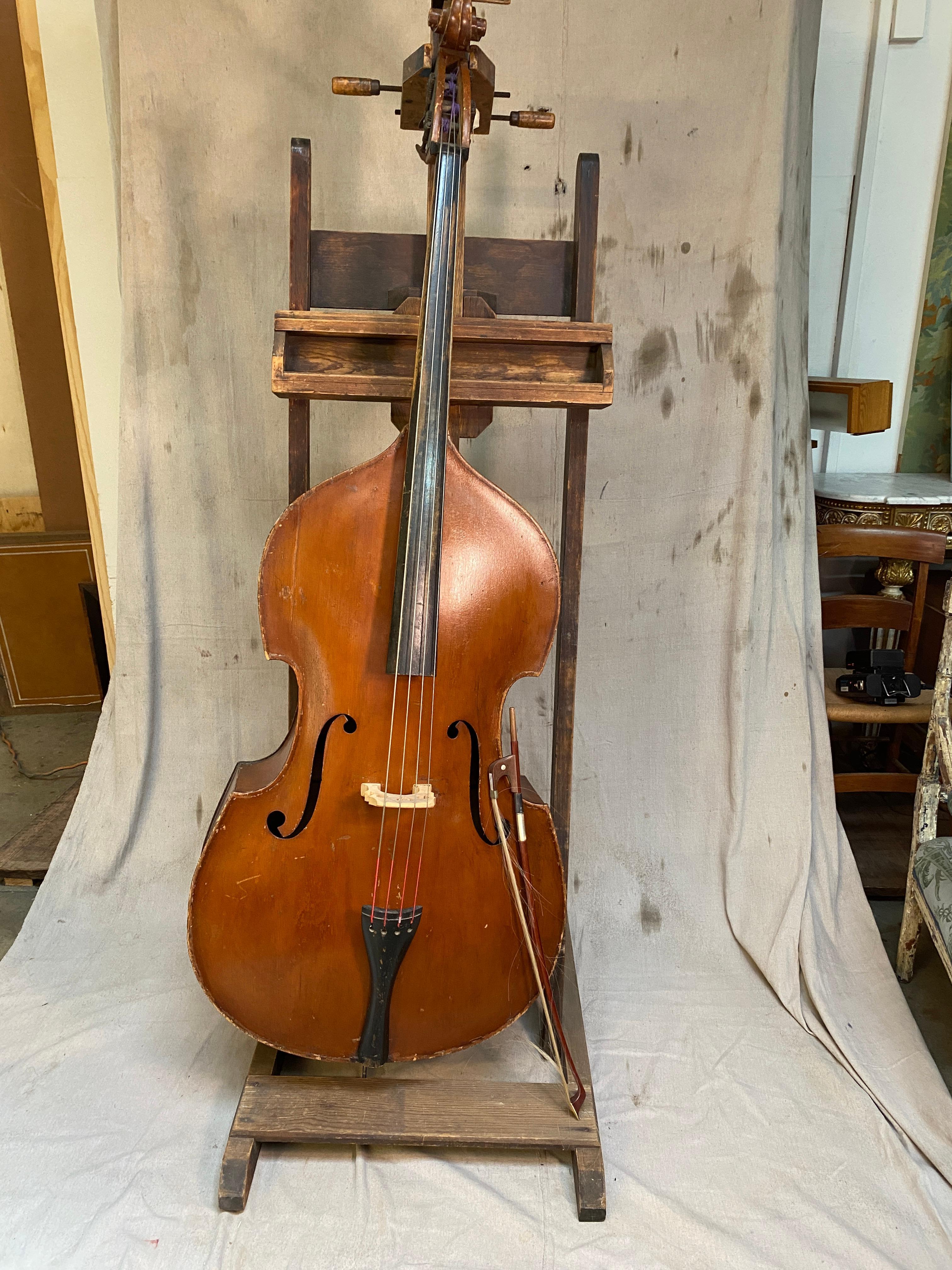 Basso verticale intagliato tedesco Roundback in vendita 4