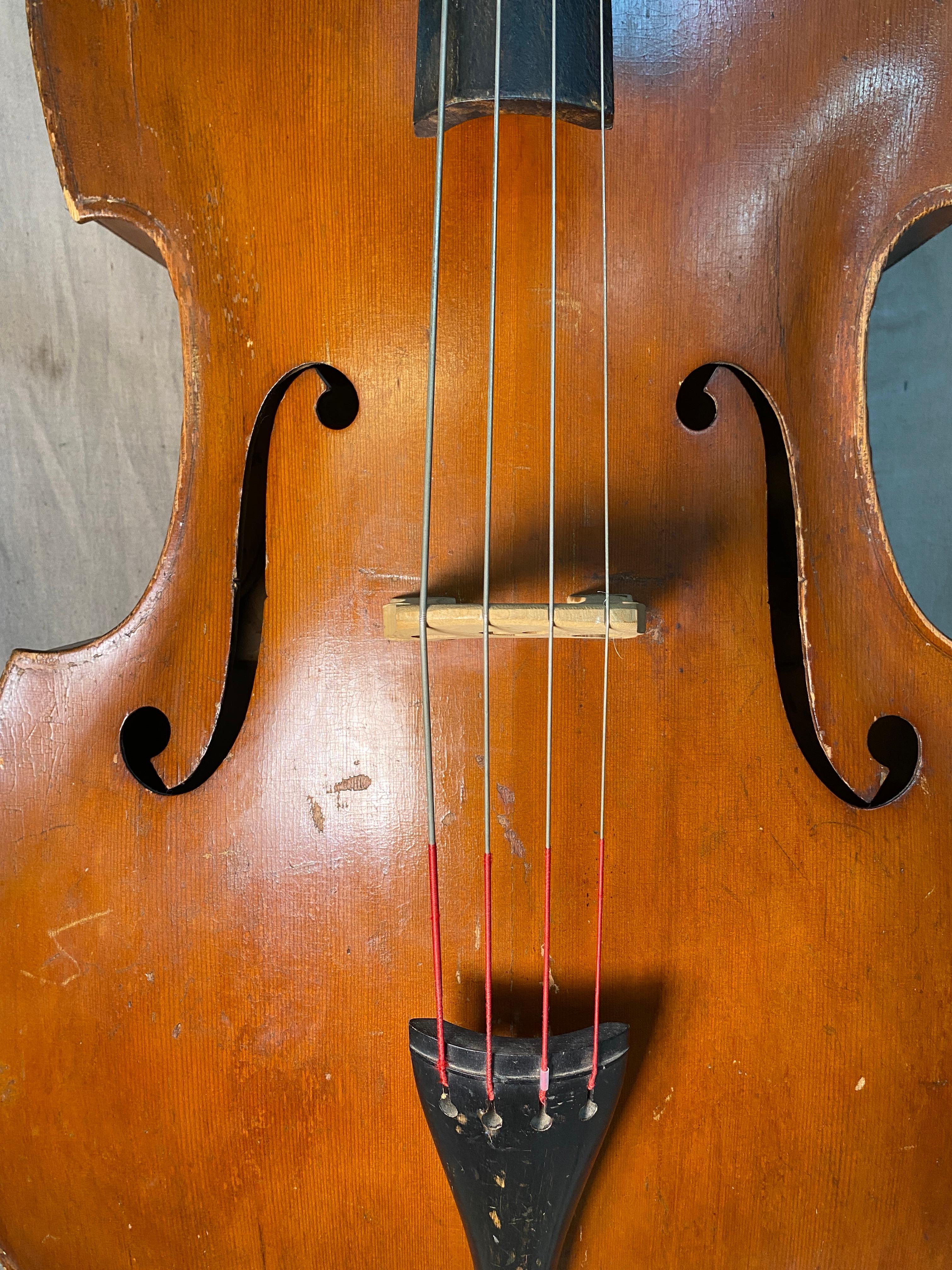 Basso verticale intagliato tedesco Roundback In condizioni buone in vendita a Los Angeles, CA