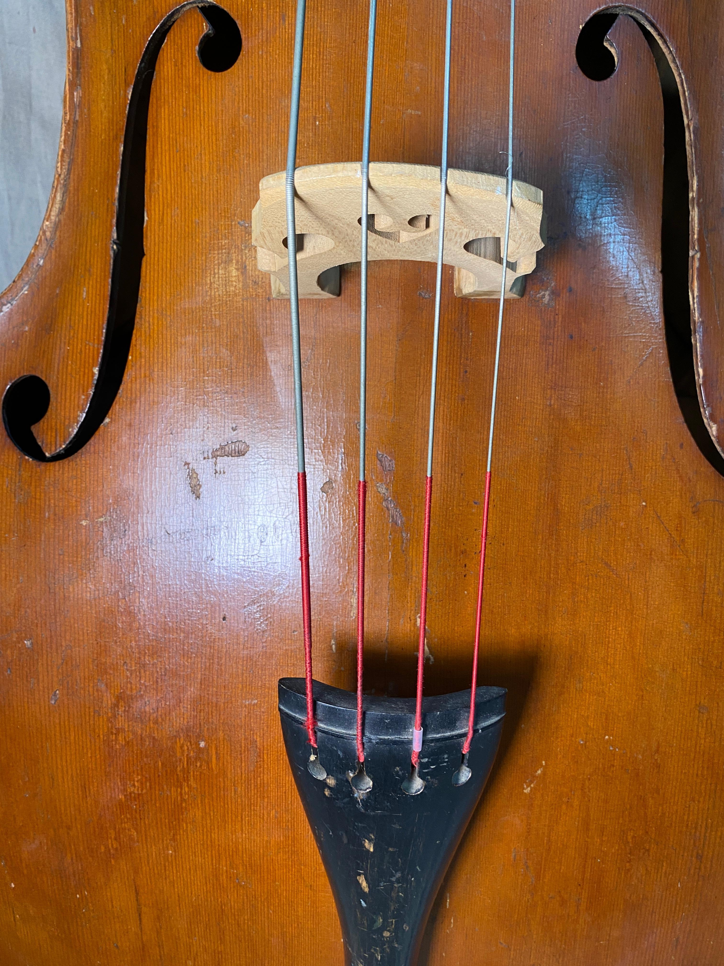 XIX secolo Basso verticale intagliato tedesco Roundback in vendita