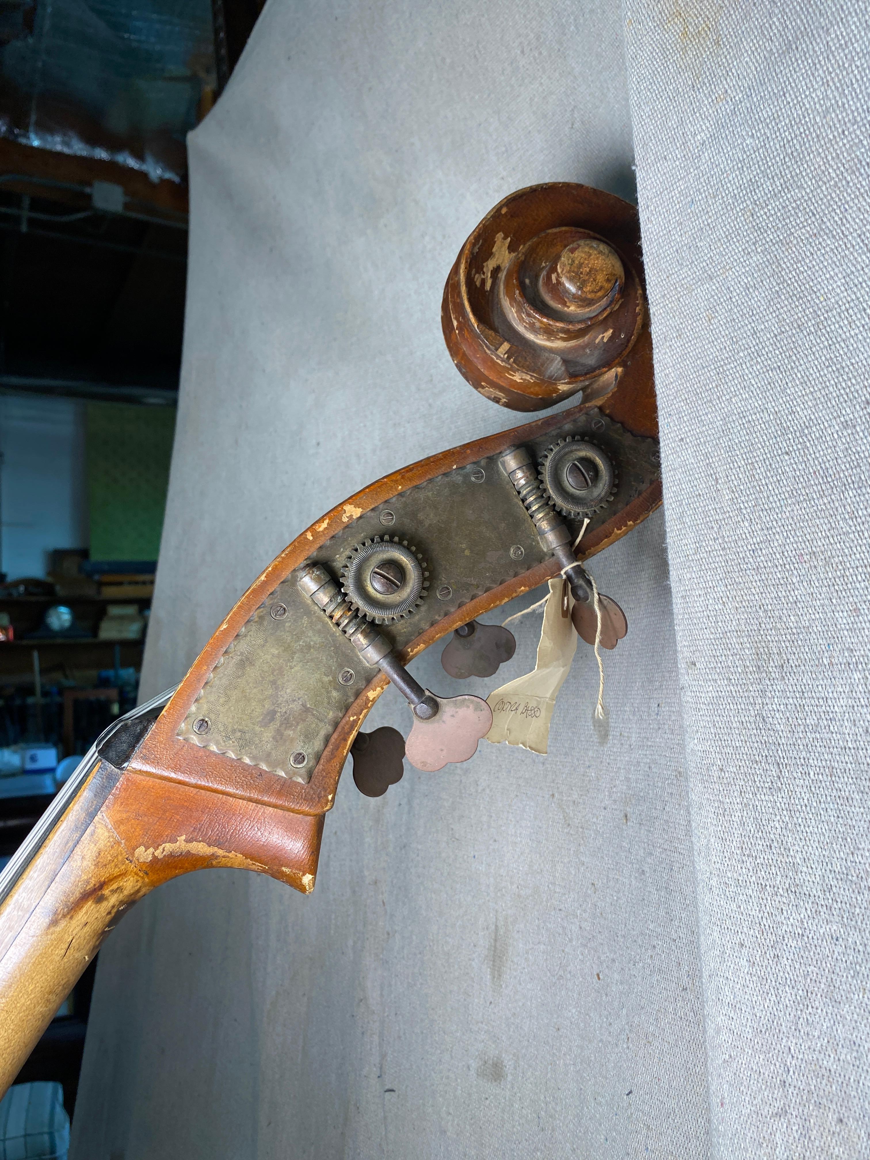 Legno Basso verticale intagliato tedesco Roundback in vendita