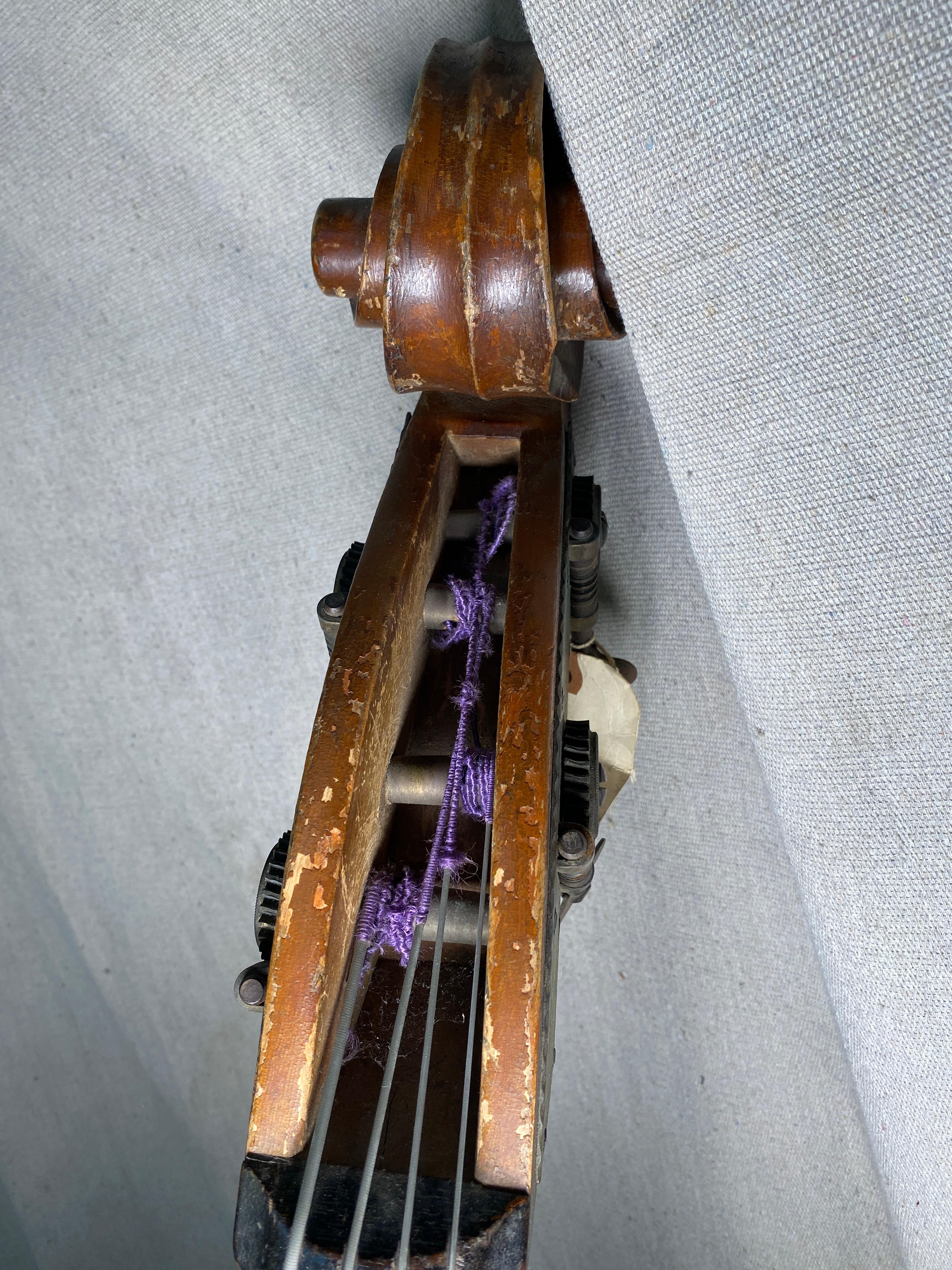 Basso verticale intagliato tedesco Roundback in vendita 1