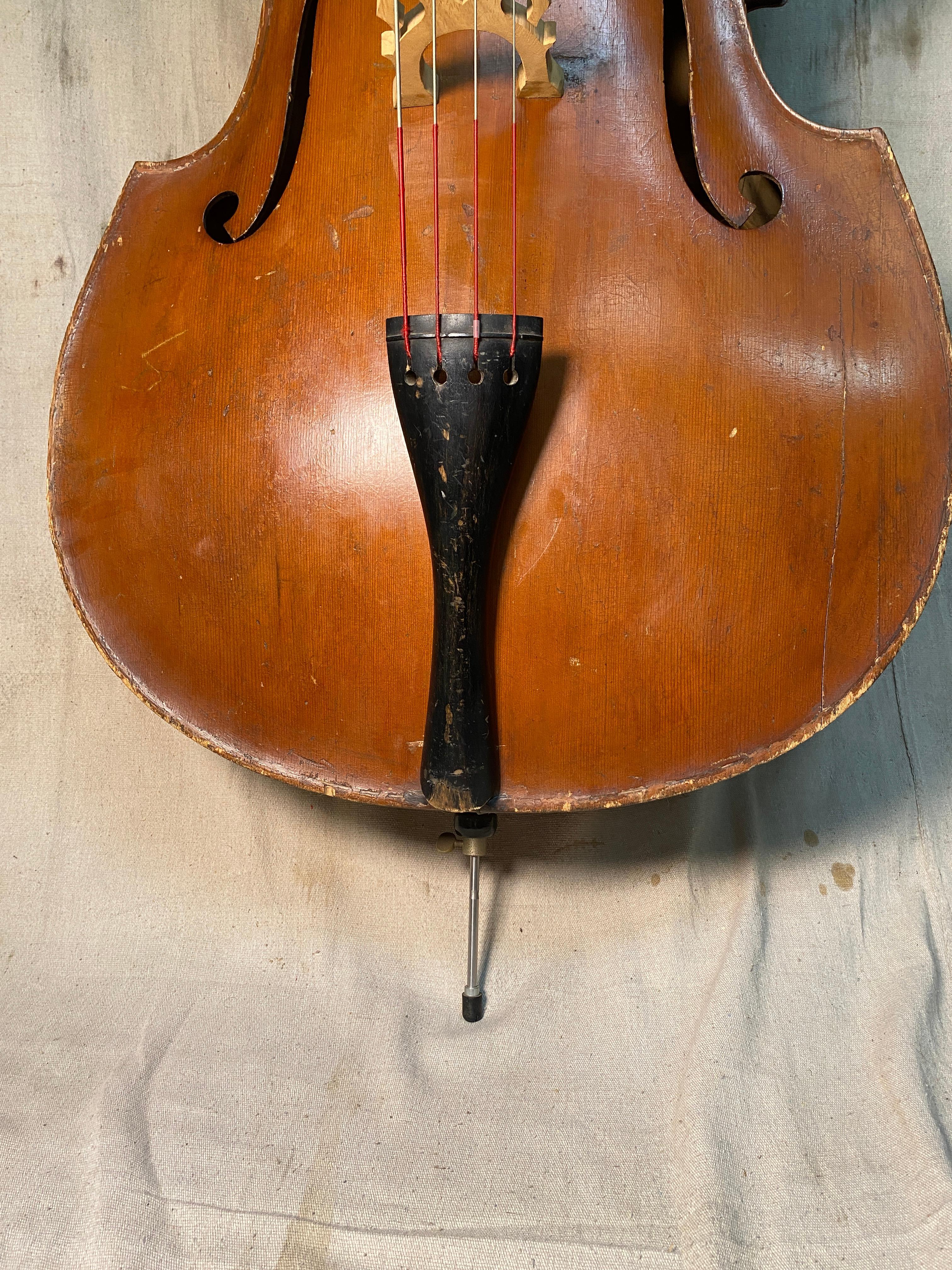Basso verticale intagliato tedesco Roundback in vendita 2