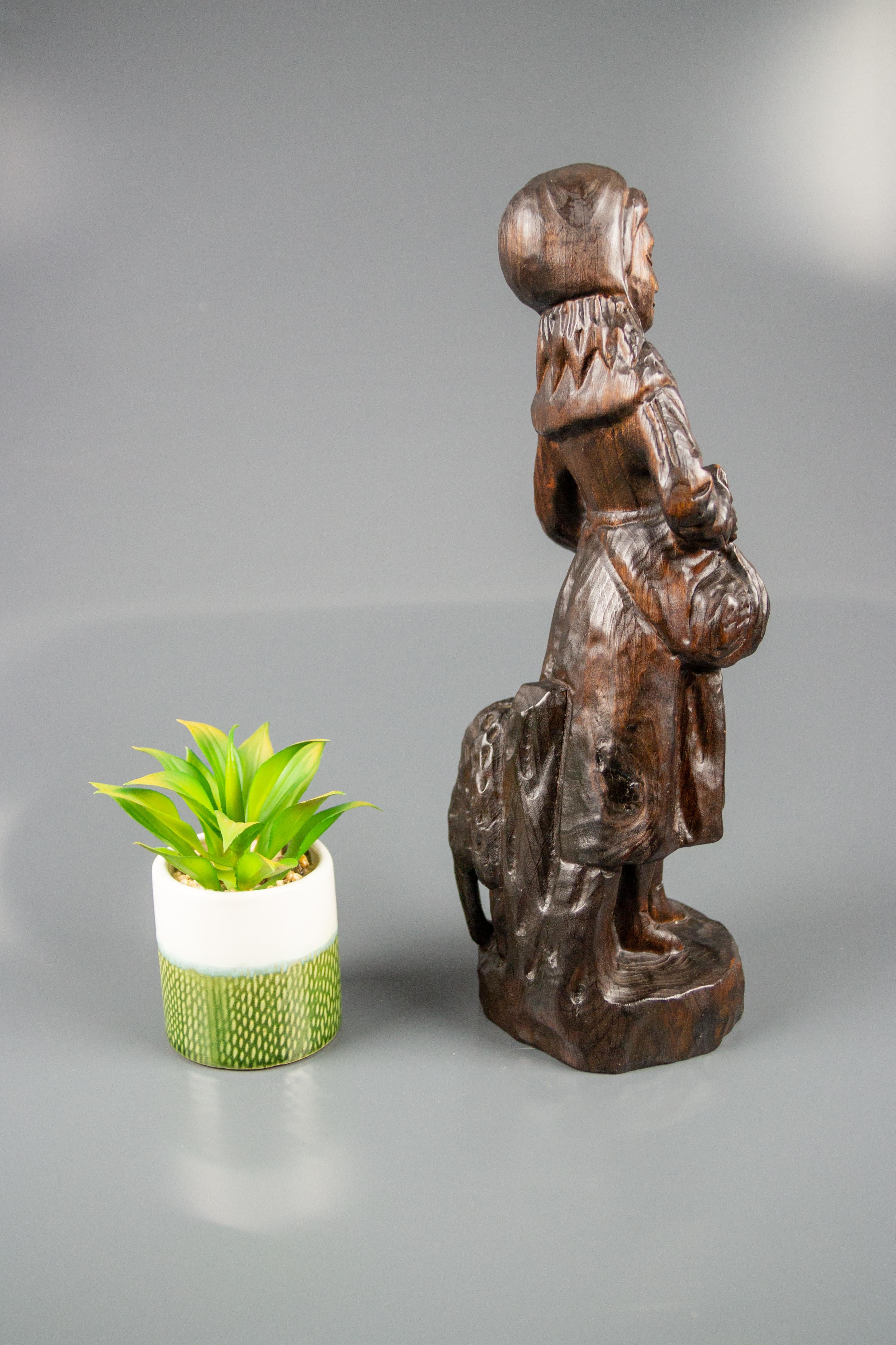 Figura de madera tallada alemana de pastora con una oveja Tallado a mano en venta