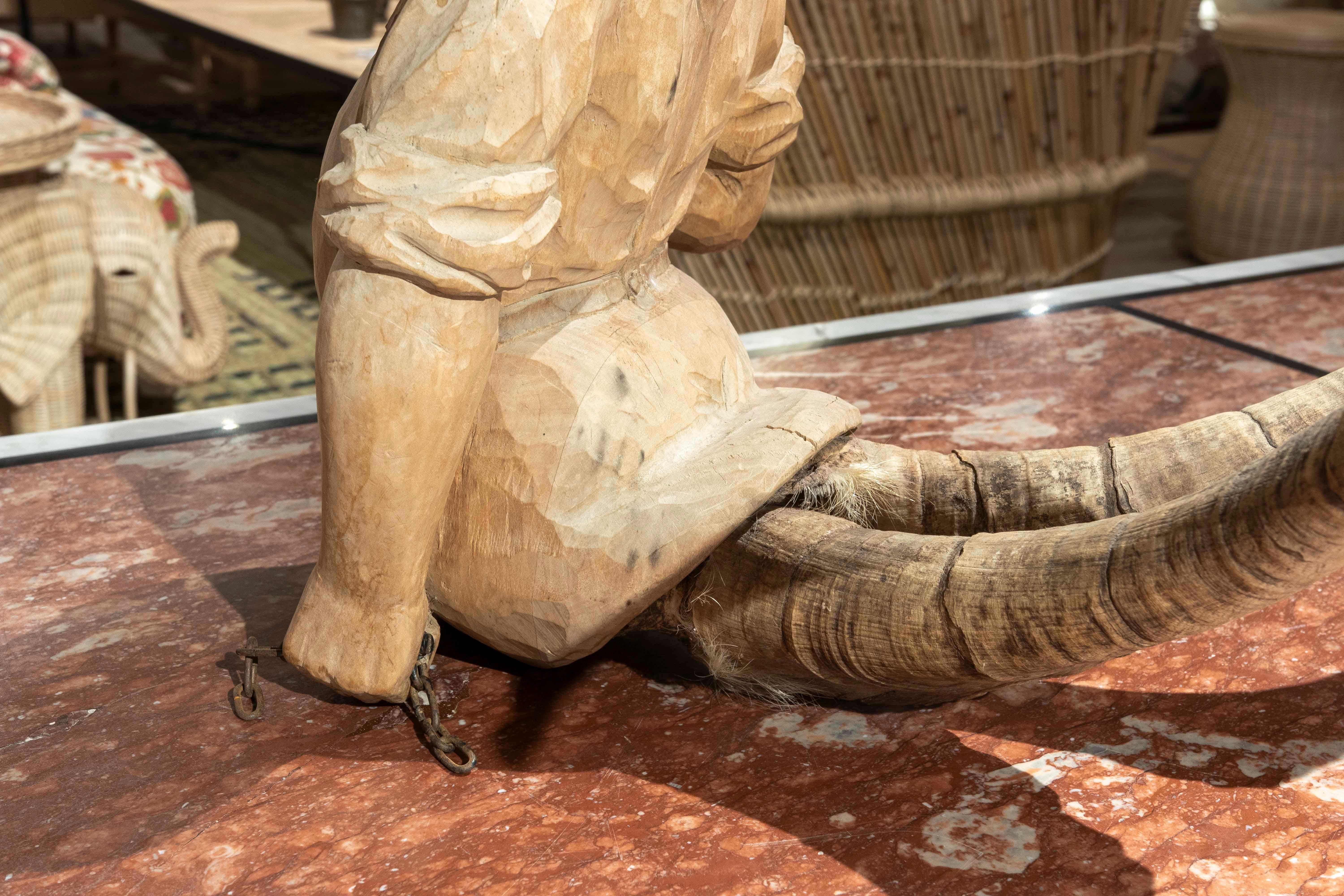 Deutsche geschnitzte Holzskulptur eines Gastwirts mit Geweih  im Angebot 5