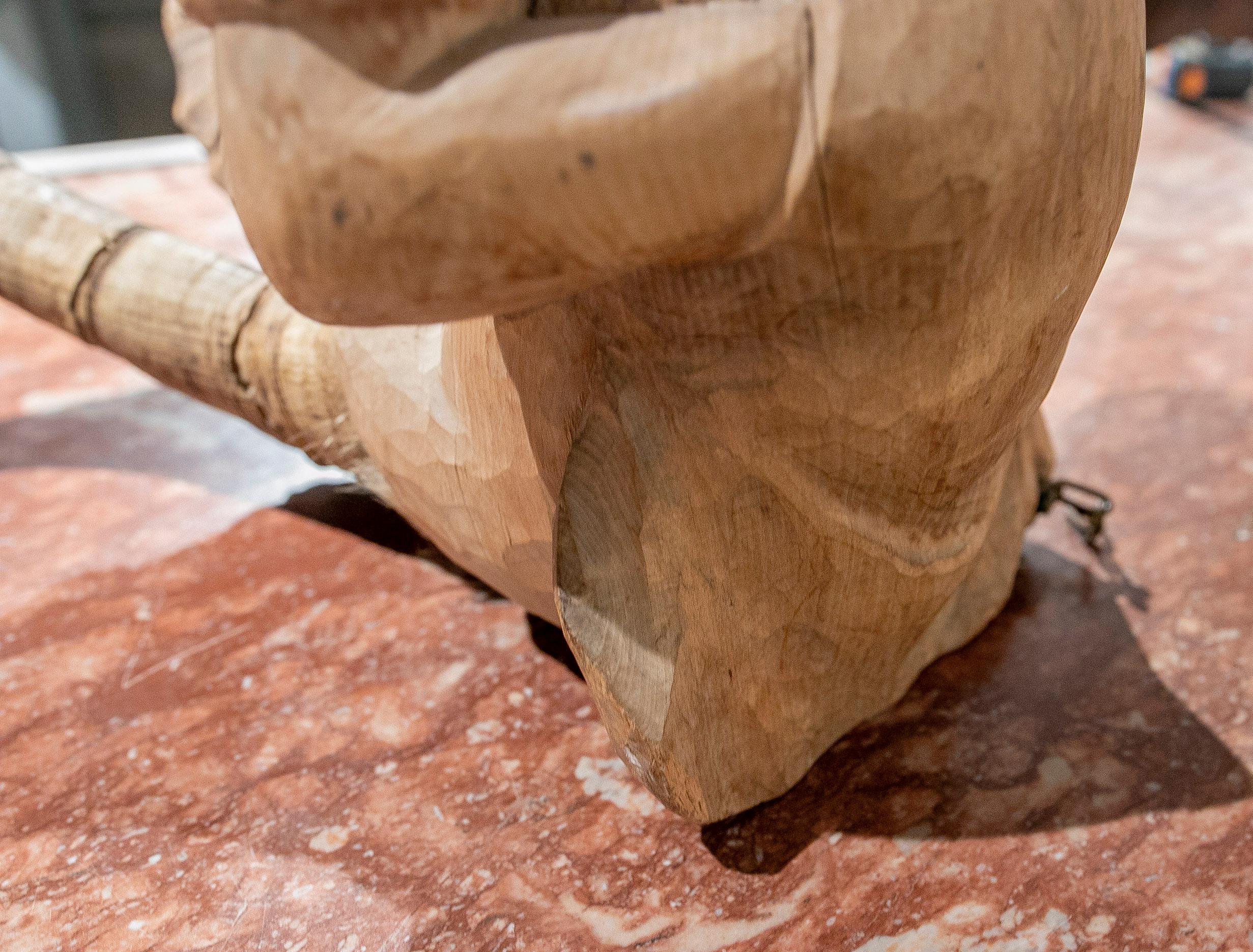 Deutsche geschnitzte Holzskulptur eines Gastwirts mit Geweih  im Angebot 12