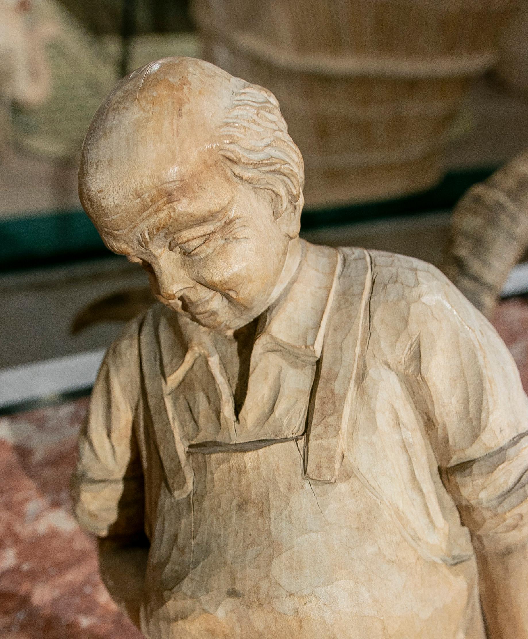 Deutsche geschnitzte Holzskulptur eines Gastwirts mit Geweih  im Zustand „Gut“ im Angebot in Marbella, ES