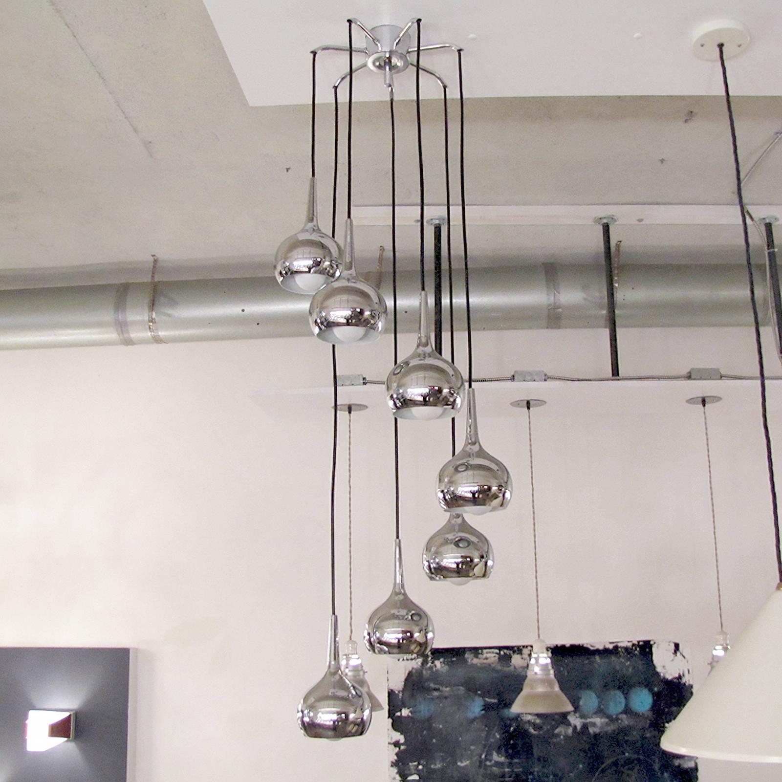 Splendido lampadario a cascata a 7 luci con una caduta di corrente di 52 pollici, in acciaio nichelato, regolabile in lunghezza e configurazione, una versione in ottone è spesso attribuita a Hans Agne Jakobssen, cablato per gli standard