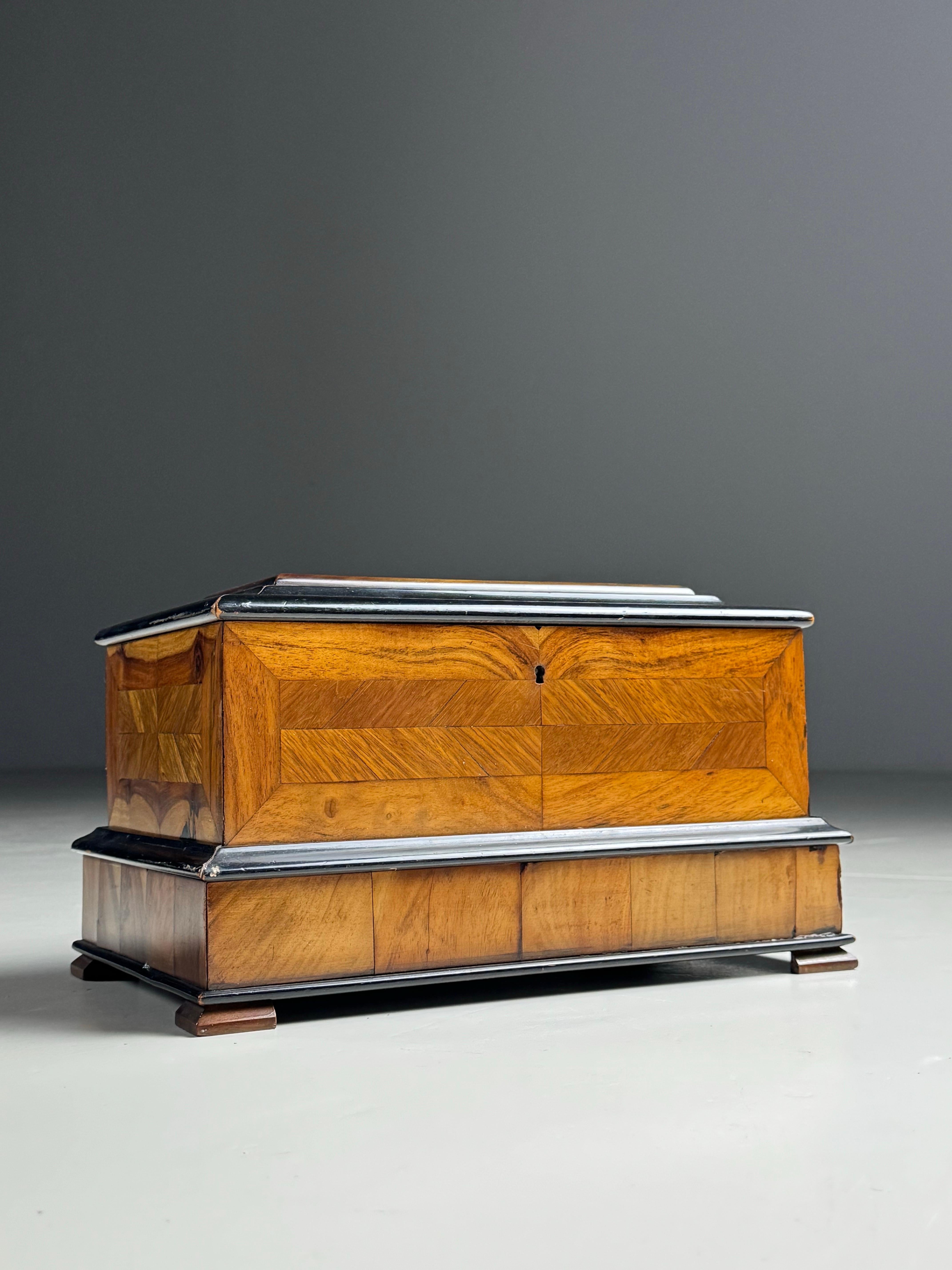 Deutsche Schatulle 1800 Fischgrät furniert (19. Jahrhundert) im Angebot