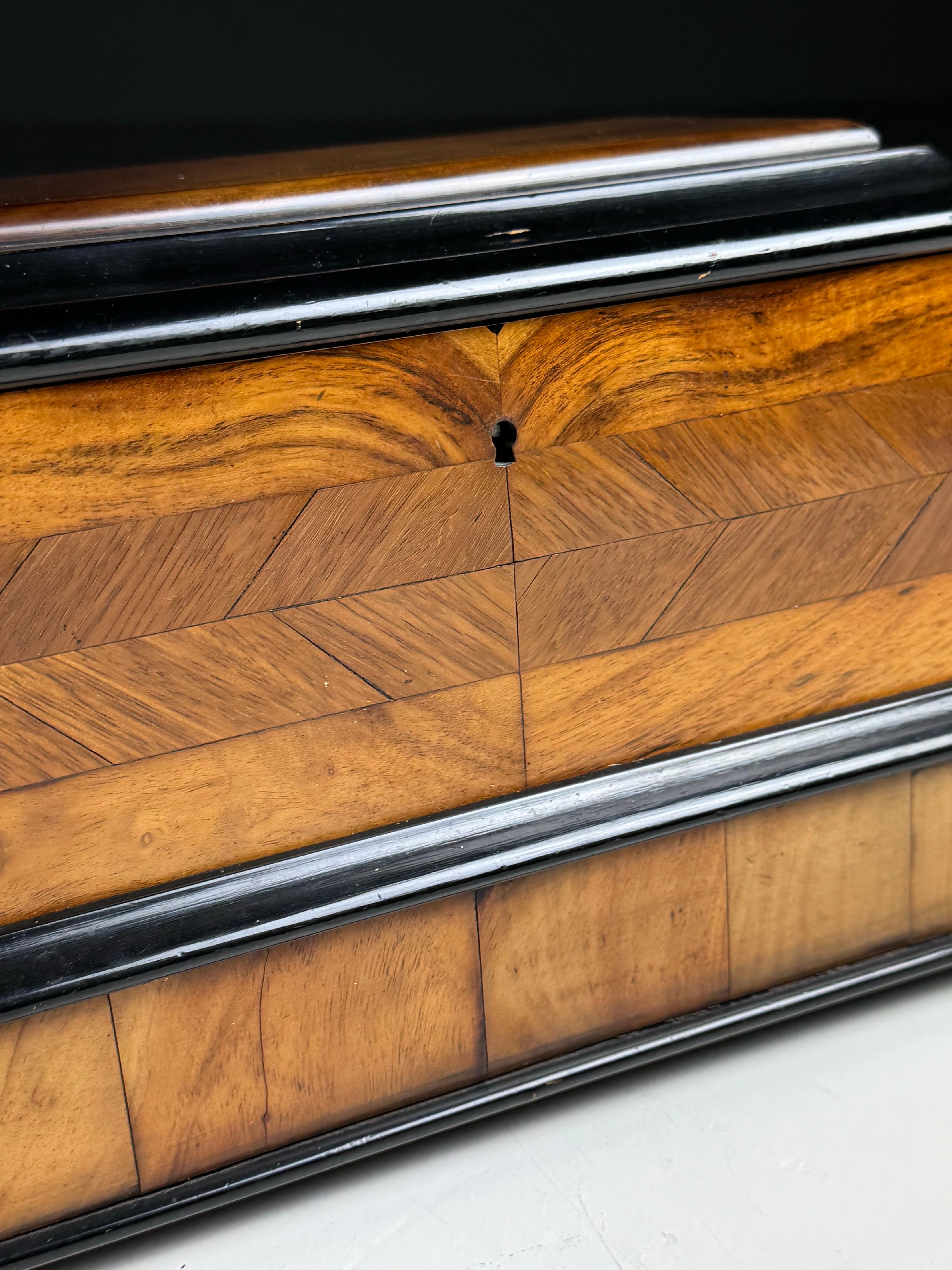Deutsche Schatulle 1800 Fischgrät furniert (Holz) im Angebot