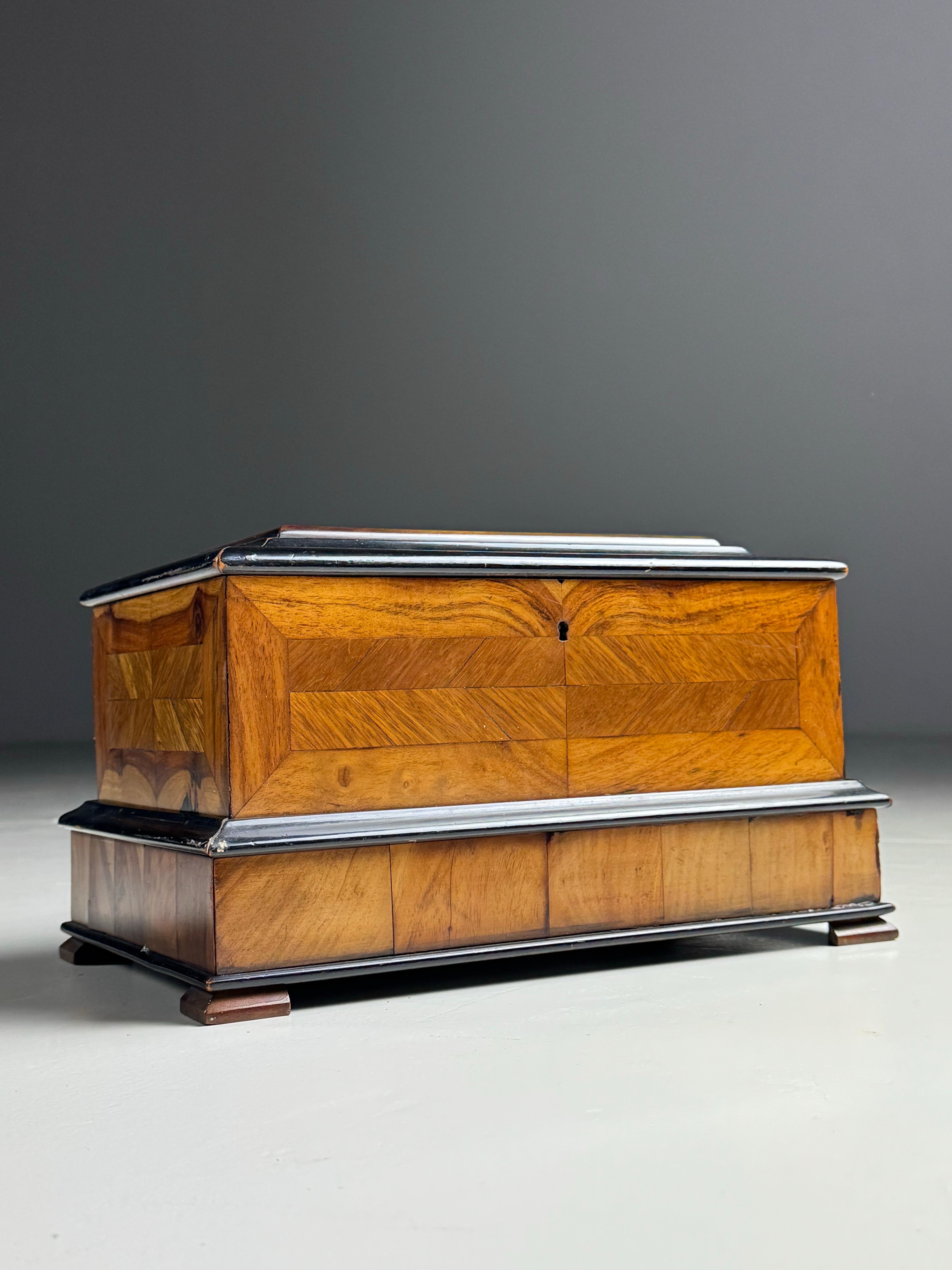 Deutsche Schatulle 1800 Fischgrät furniert im Angebot 1