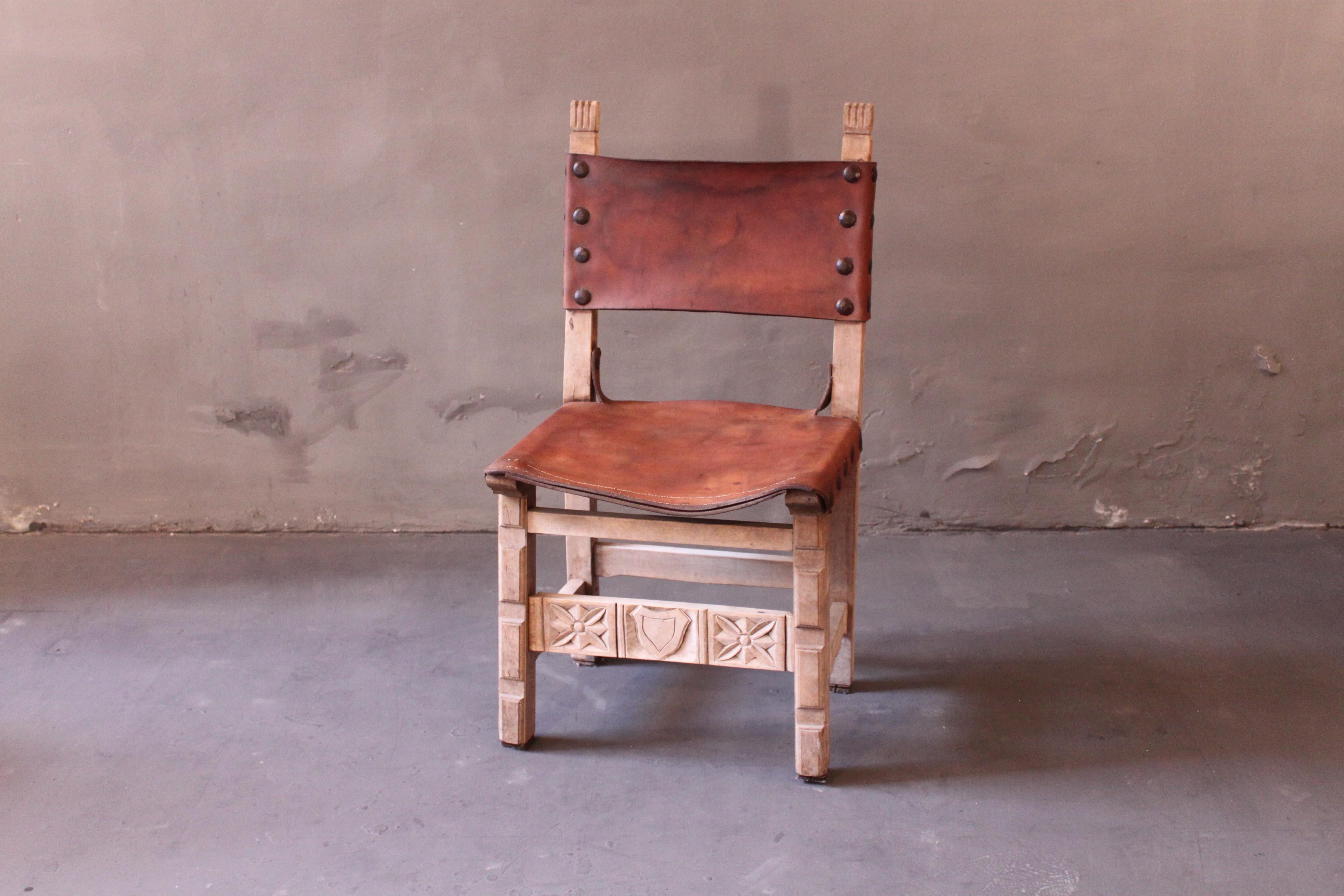 Deutsche Schlossstühle, Sitz aus Leder, Gestell aus Eichenholz. Diese Stühle sind in Landhäusern in ganz Europa zu finden. Sehr stabil, tolle Patina.
Dickes Leder schön patiniert, Massivholzstruktur in dicken Stücken und große Metallpolsternägel,