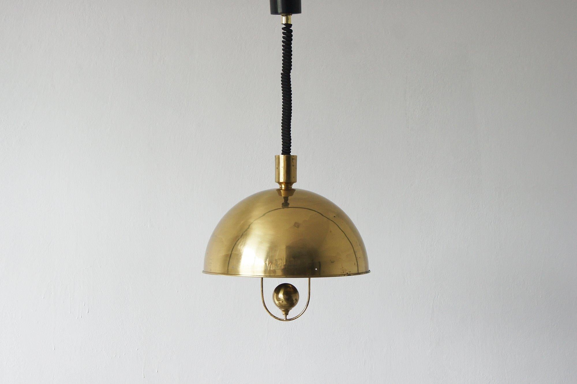 Paralume in ottone di forma semicircolare.
Si tratta di una lampada con altezza regolabile, che può essere regolata in qualsiasi momento con un cavo centrale.

L'effetto luminoso della lampada è estremamente bello.
Il design crea una luce molto