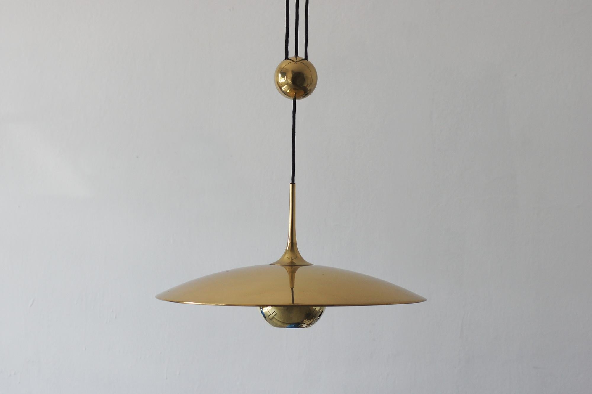 When we think of luxurious yet restrained design in the spirit of modernism, it is hard not to mention Florian Schulz. This German designer has created more than just lamps – he has designed sculptures of light that have gracefully stood the test of