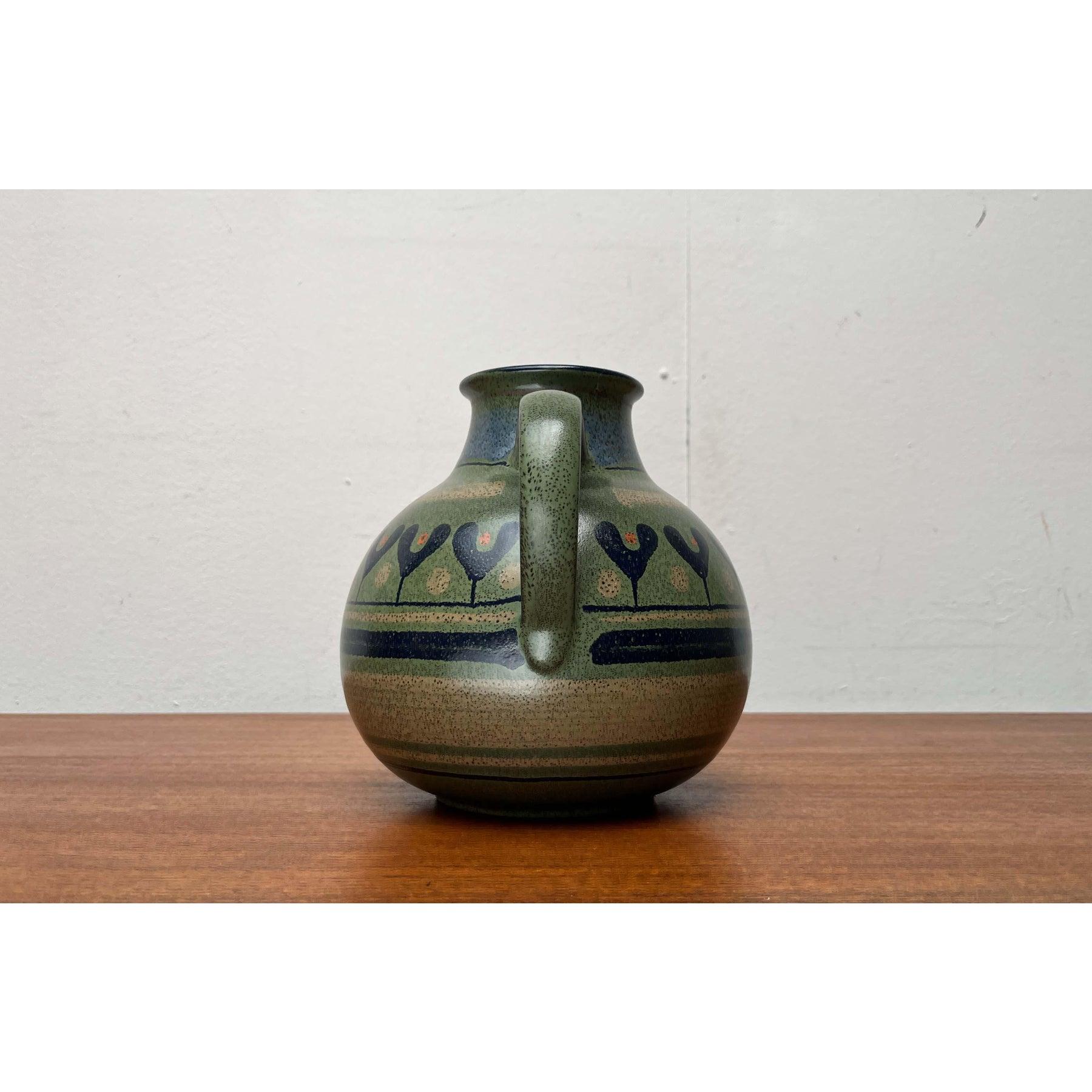Vintage German Ceramic Carafe Vase from KMK Keramik Manufaktur Kupfermühle, 1970s, in Very Good conditions. Conçus de 1970 à 1979, je dispose de preuves officielles d'authenticité telles que des catalogues d'époque,
les dossiers de créateurs, des