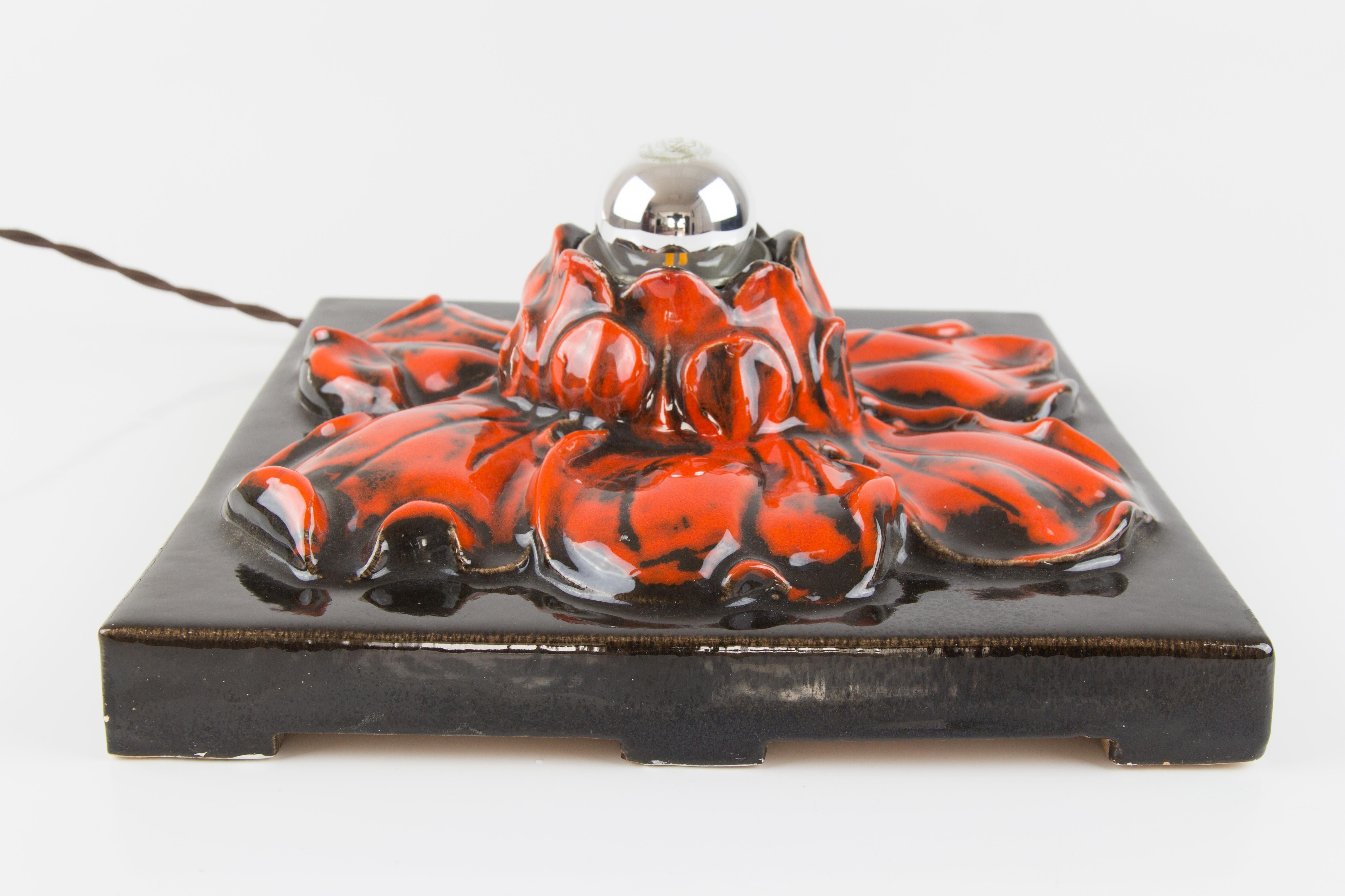 Mid-Century moderno Lampada da parete o da soffitto quadrata a forma di fiore rosso e nero in ceramica tedesca, anni '60 in vendita