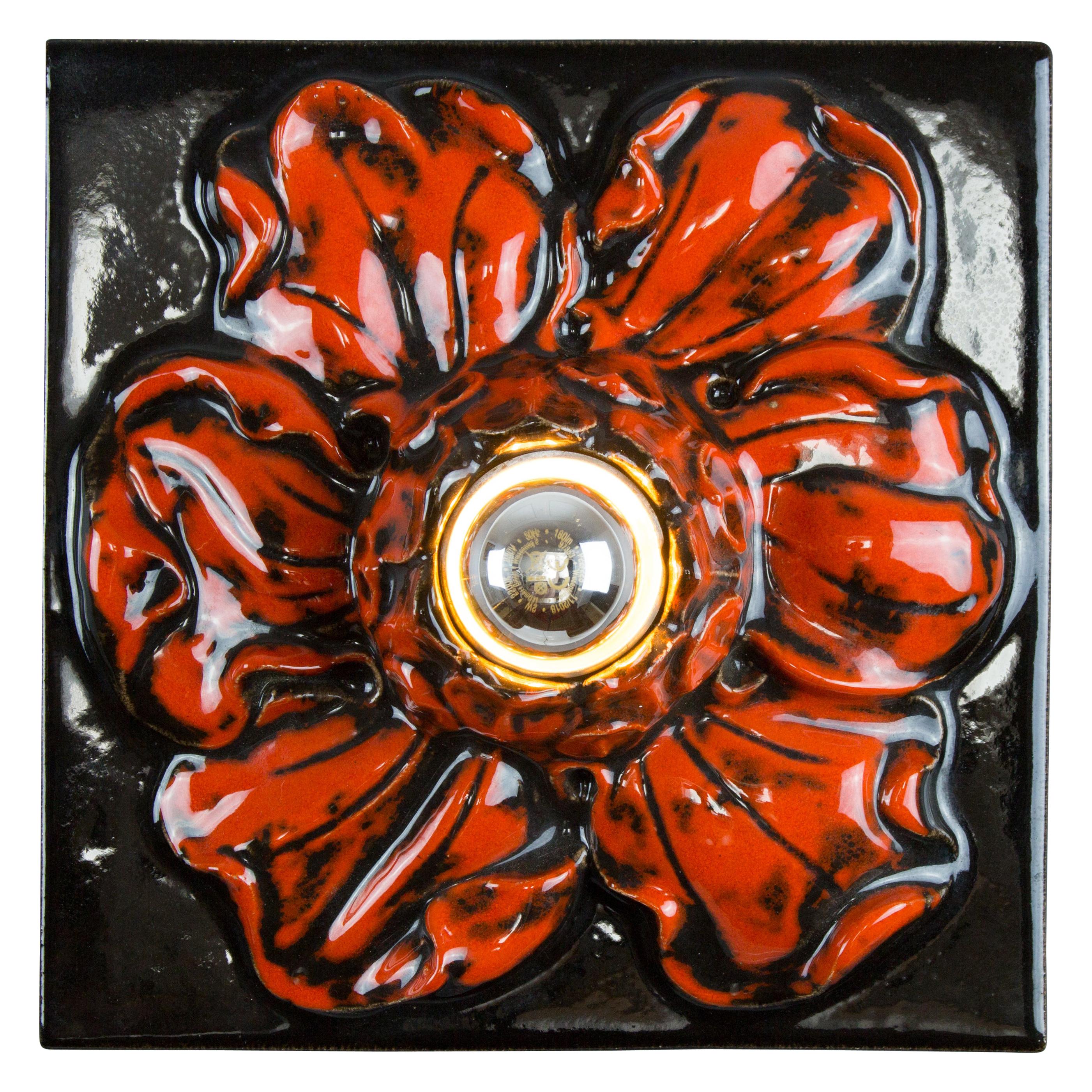 Aplique o plafón cuadrado de cerámica alemana roja y negra en forma de flor, años 60
